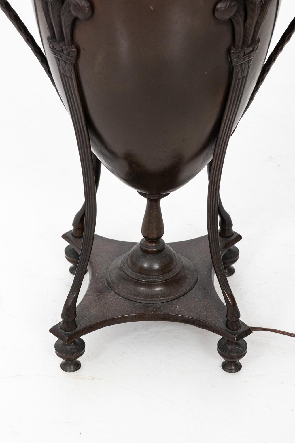 Lampe de table Urne néoclassique Bon état à Stamford, CT