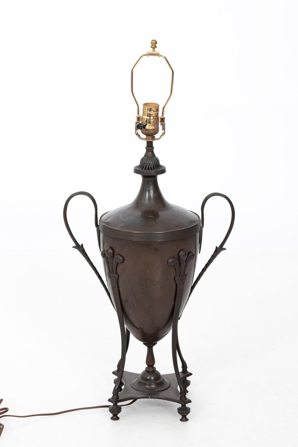 20ième siècle Lampe de table Urne néoclassique