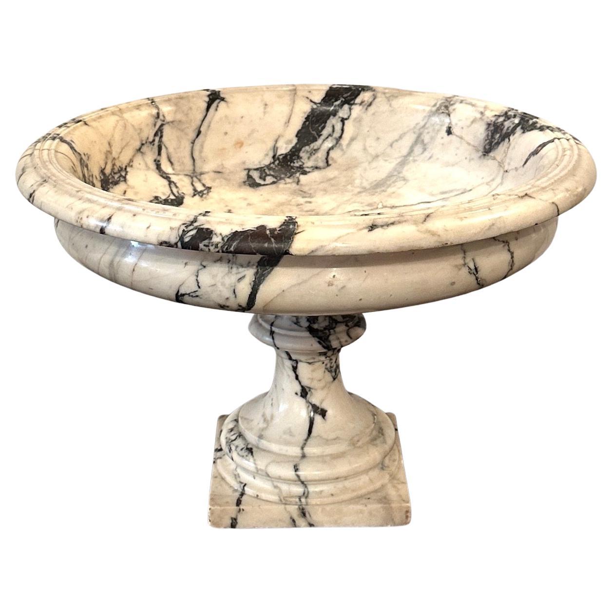 Una bella tazza neoclassica in marmo venato.  La ciotola Tazza è avvitata alla base.