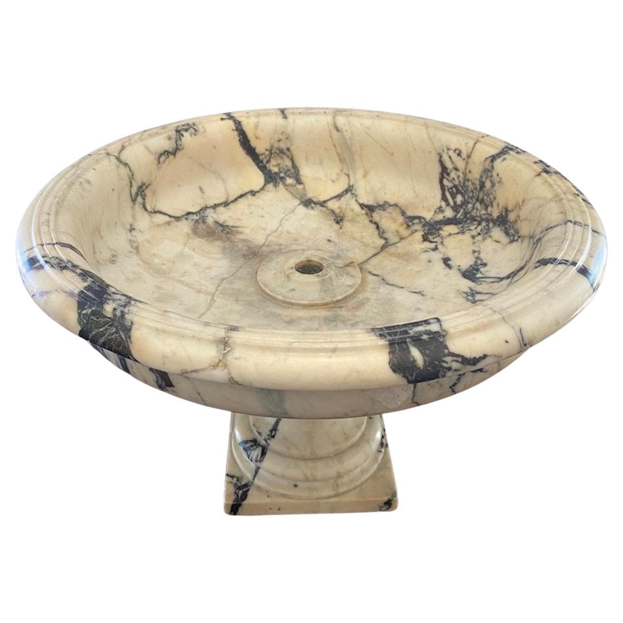 Italiano Tazza neoclassica di marmo venato in vendita