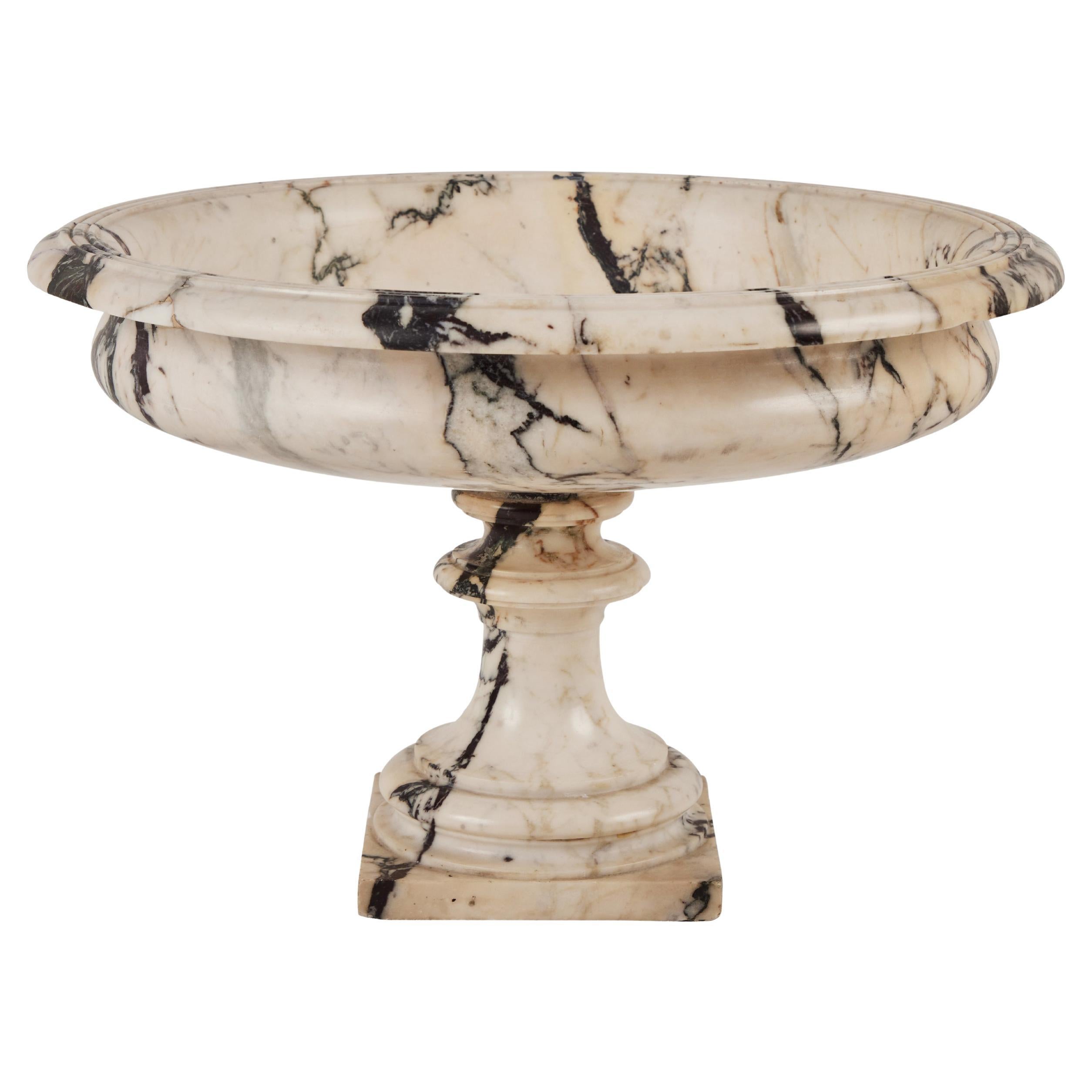 Intagliato a mano Tazza neoclassica di marmo venato in vendita