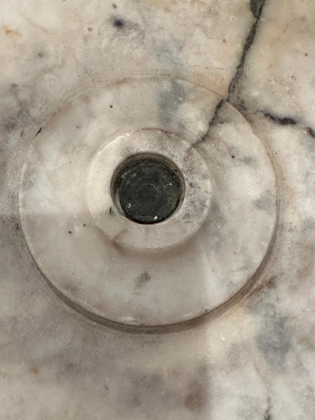 Tazza neoclassica di marmo venato In condizioni buone in vendita a Los Angeles, CA