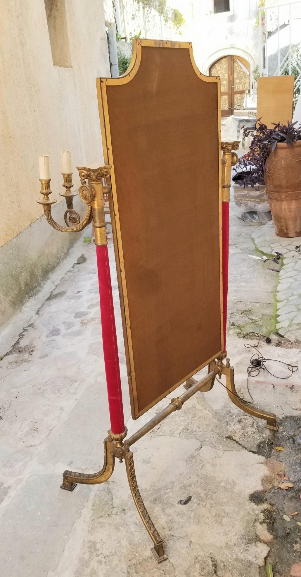 Néoclassique Miroir vénitien néoclassique sur pied en laiton en vente