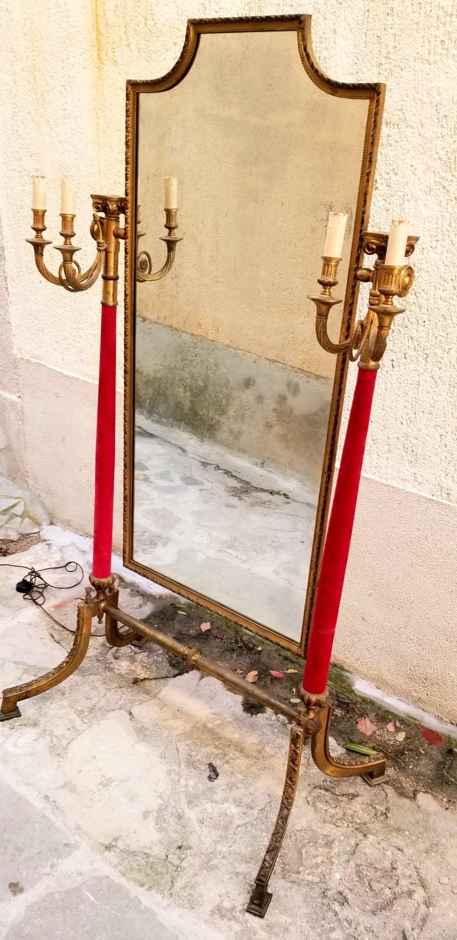 italien Miroir vénitien néoclassique sur pied en laiton en vente