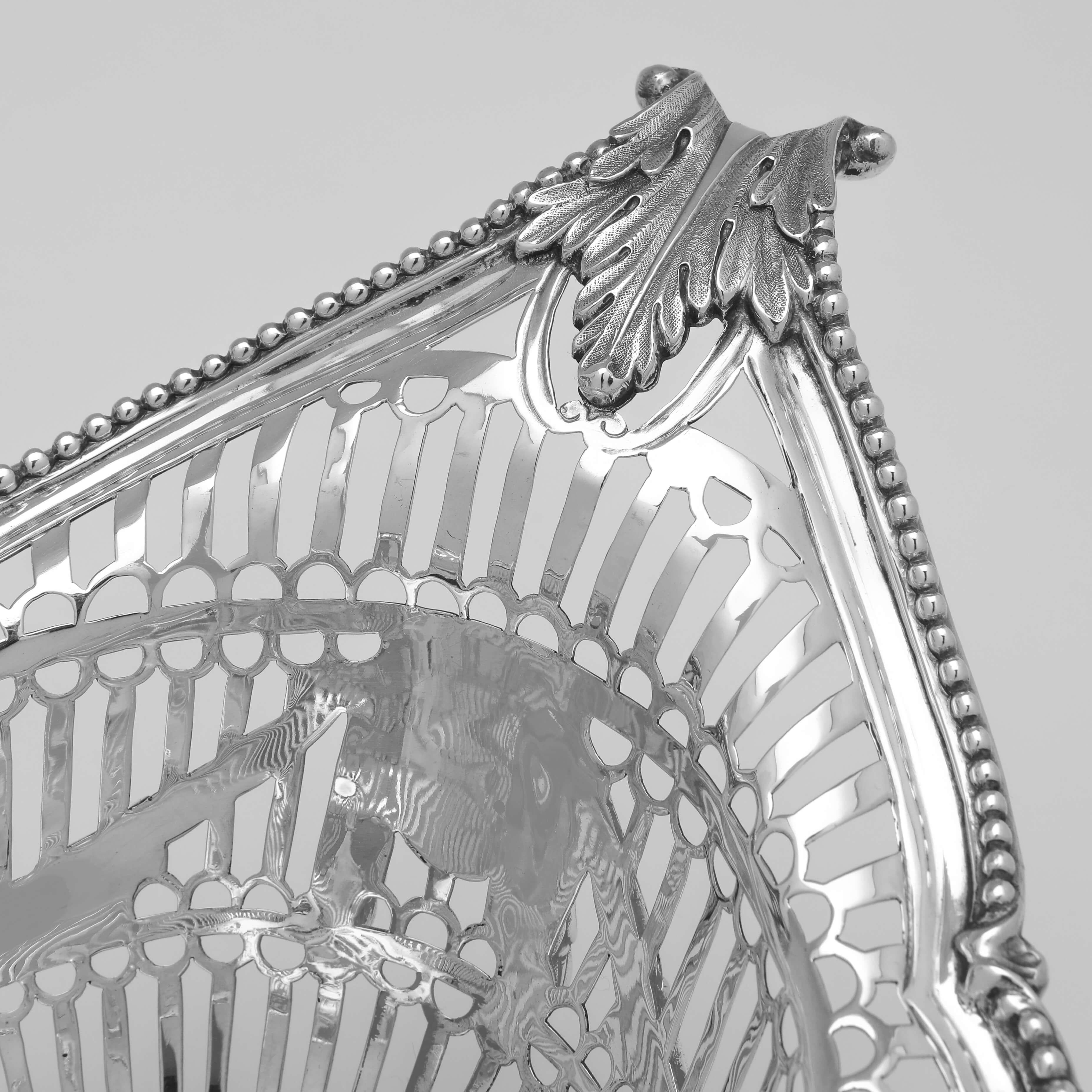 Diese beeindruckende Epergne aus antikem Sterlingsilber mit neun Körben wurde 1892 in London von D. & J. Wellby gepunzt. Sie ist ein schönes Beispiel für das Design im Adam-Stil mit durchbrochenen Verzierungen, neoklassischem Dekor, vier runden