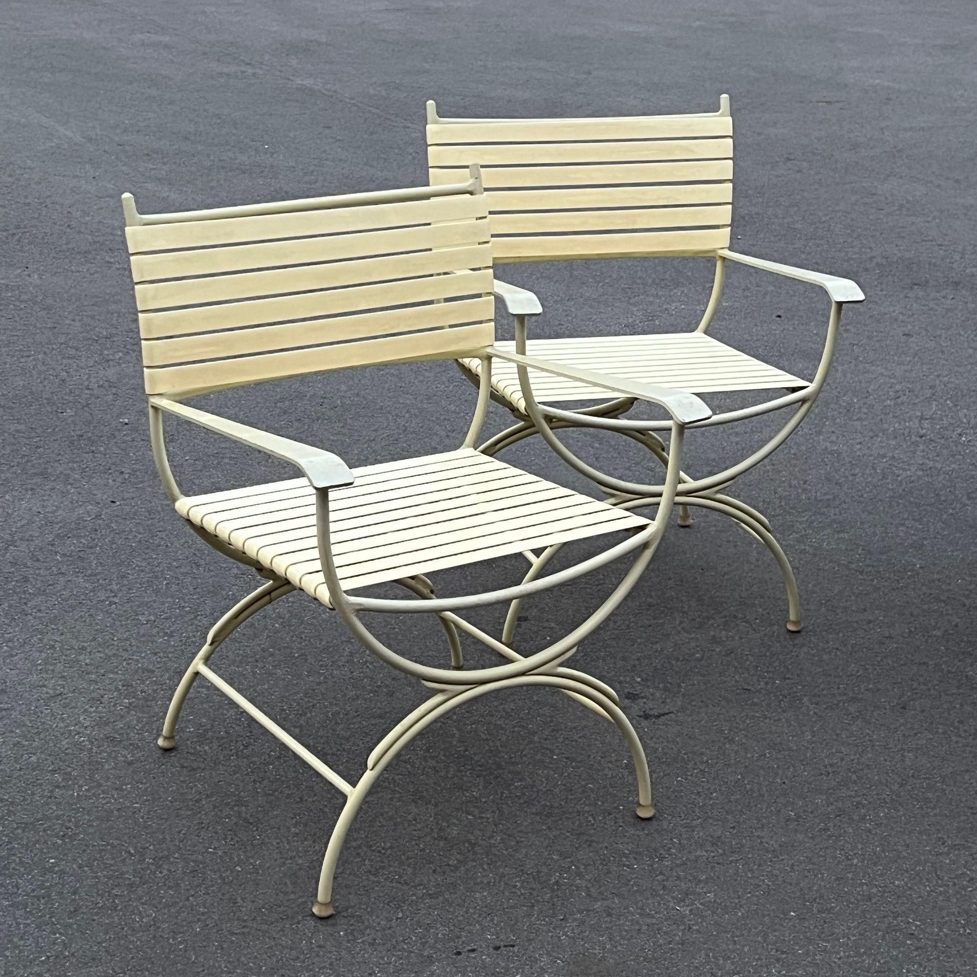 USA, anni '60
Ottimo set di quattro poltrone da patio/esterno dal design classico. Ben fatto, robusto, ma non troppo difficile da spostare. Un design facile da curare e piacevole alla vista, con una finitura giallo burro perfetta. 
NOTE SULLE
