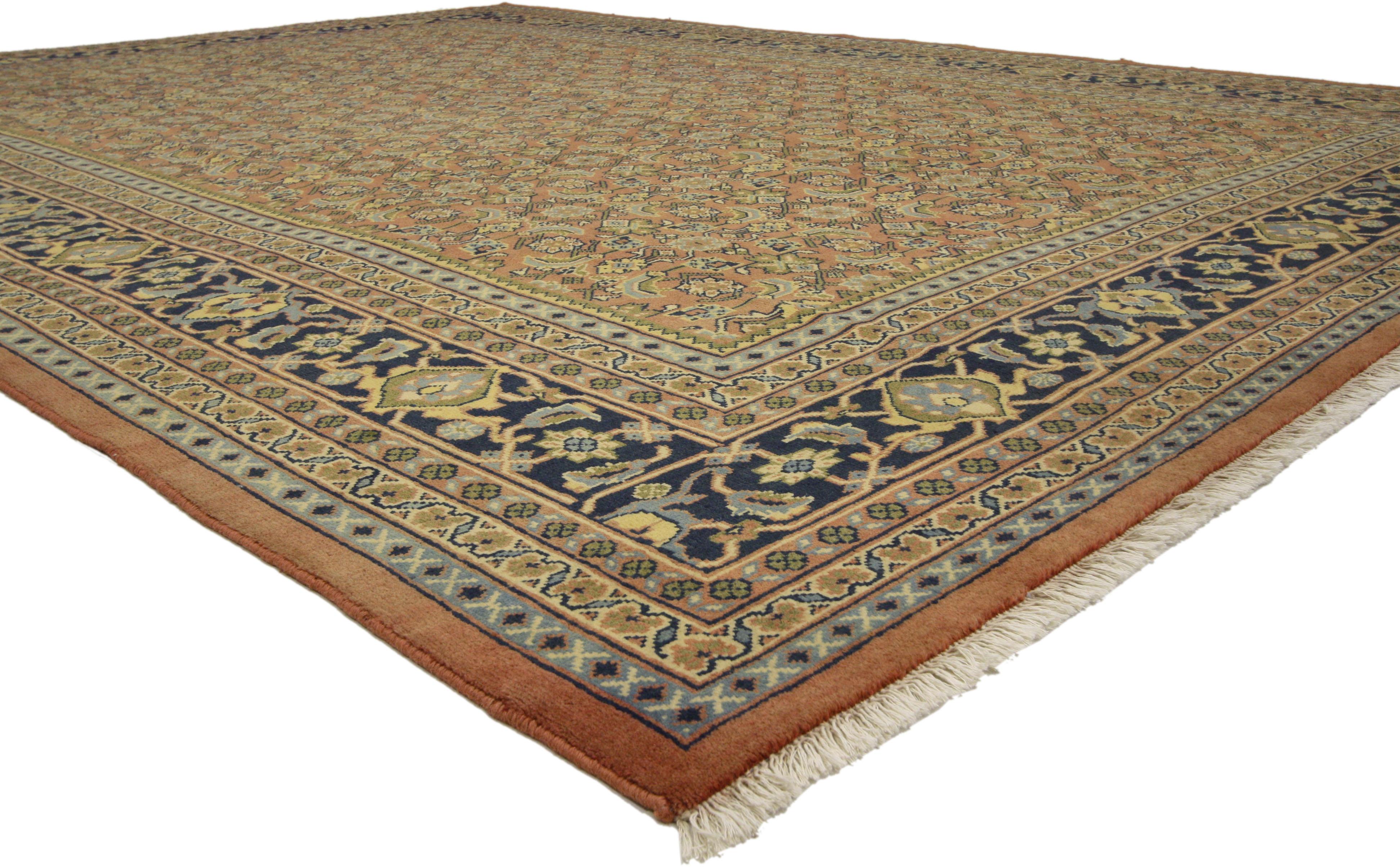 75844 Tappeto persiano vintage Mahal con stile Arts & Crafts 09'09 X 13'00 della collezione Esmaili Rugs. Questo tappeto Mahal vintage in lana annodato a mano presenta un classico motivo Herati all-over su un campo abrasivo. Il motivo Herati,
