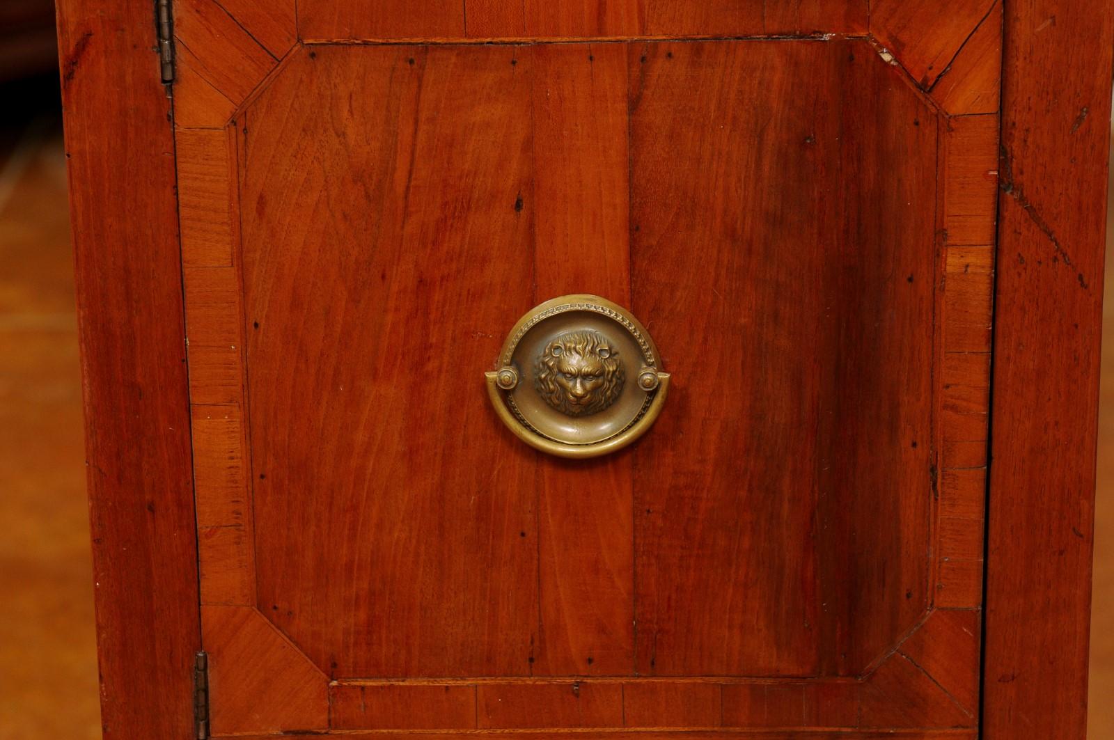 Commodino néoclassique en noyer avec porte de cabinet, début du 19e siècle, Italie en vente 8