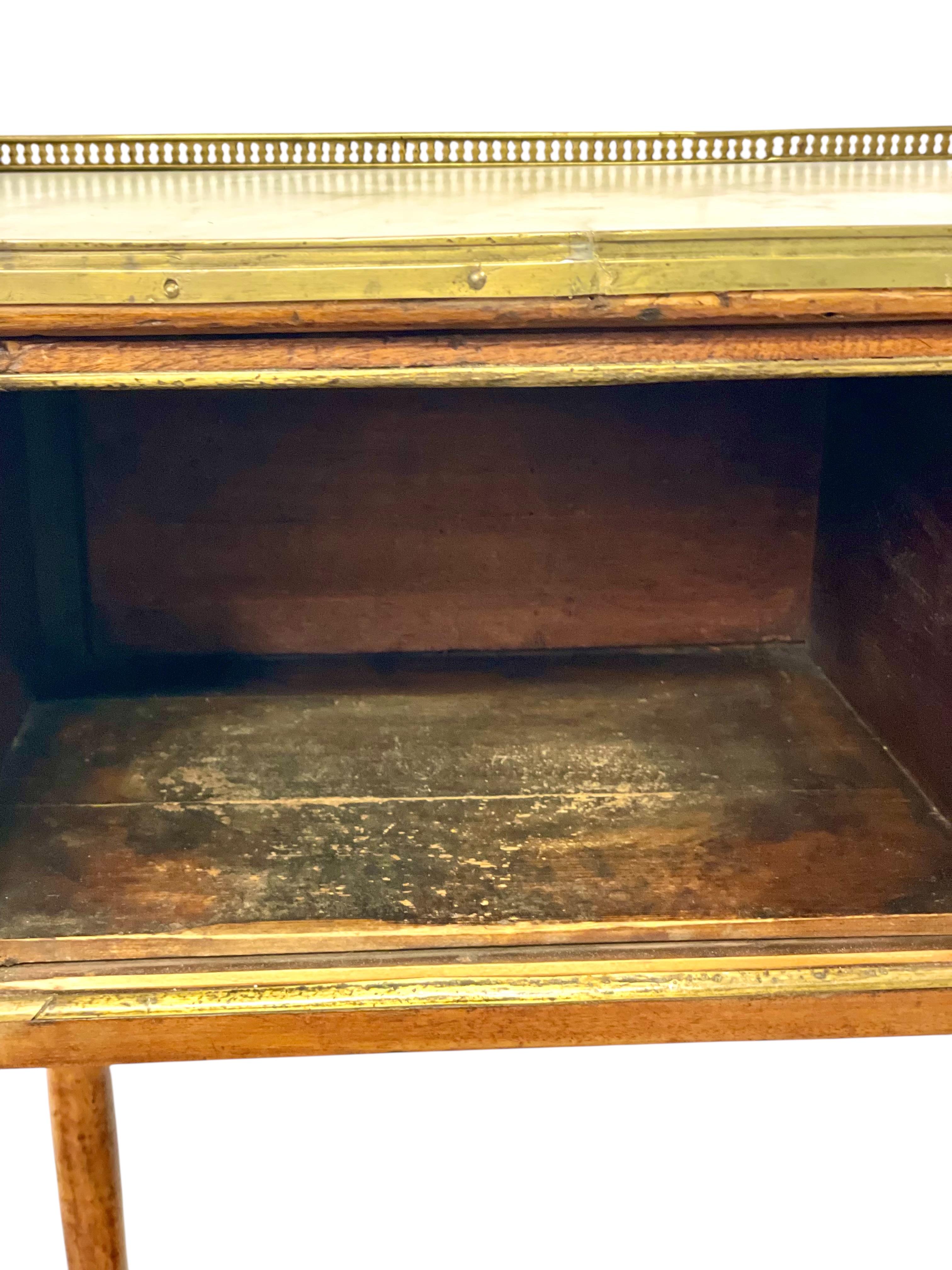 Neoclassical Walnut Nightstand or Side Table, 18th Century In Good Condition For Sale In LA CIOTAT, FR