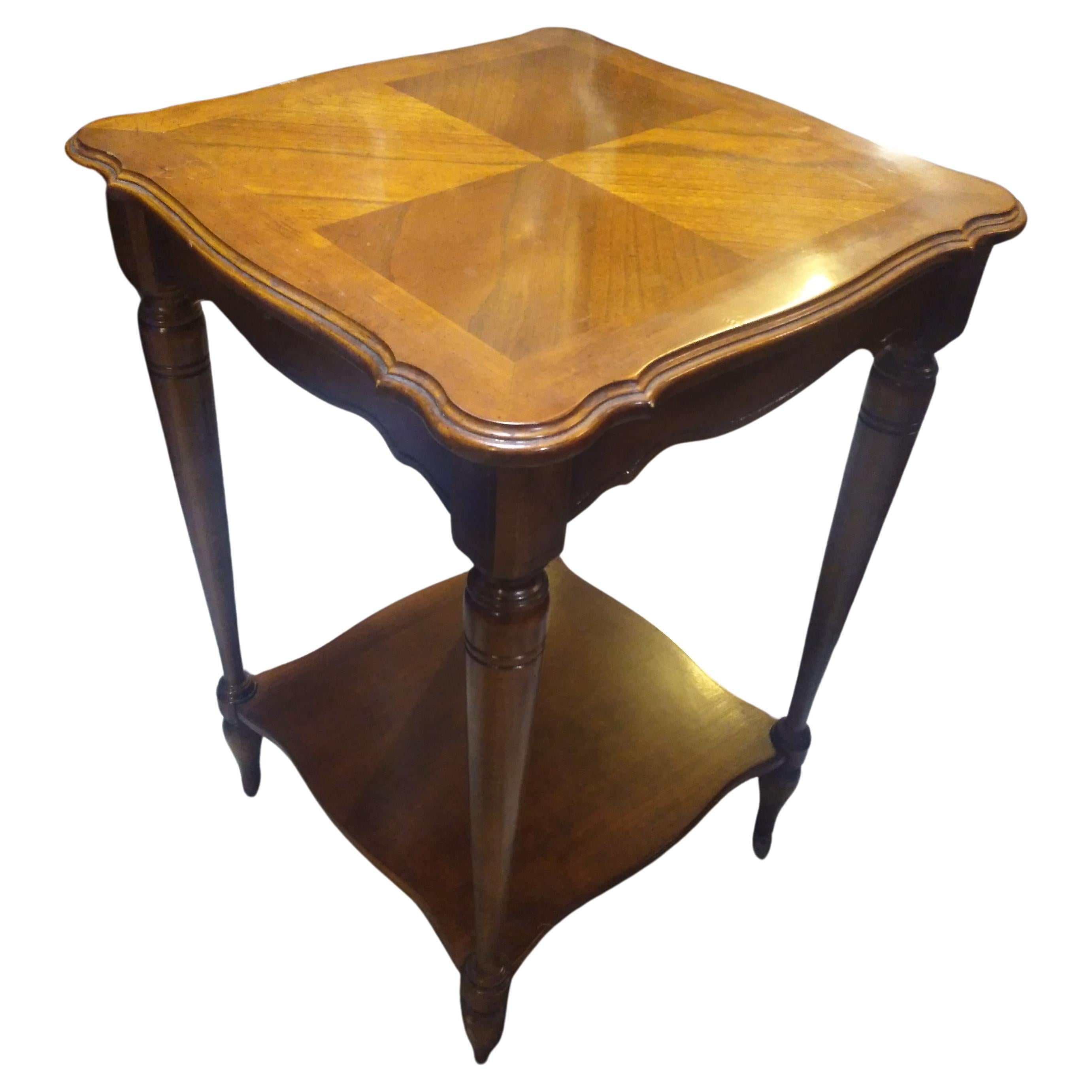 The Pedestal néoclassique en noyer avec étagère