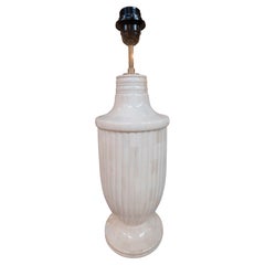 Lampada neoclassica in alabastro bianco con corpo scanalato.