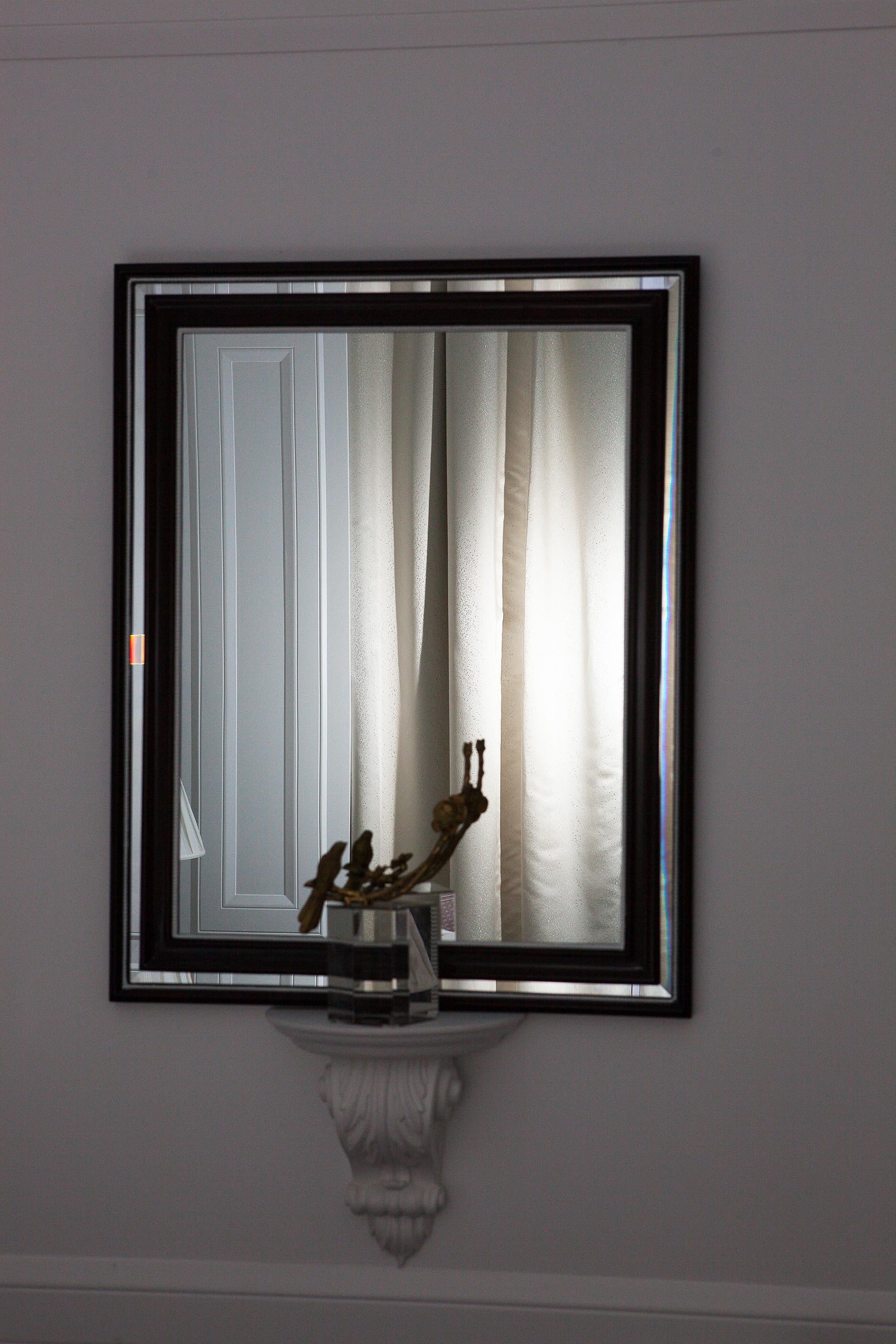 Néo-classique Miroir néoclassique à finition blanche et foncée avec tablette décorative blanche sculptée en vente