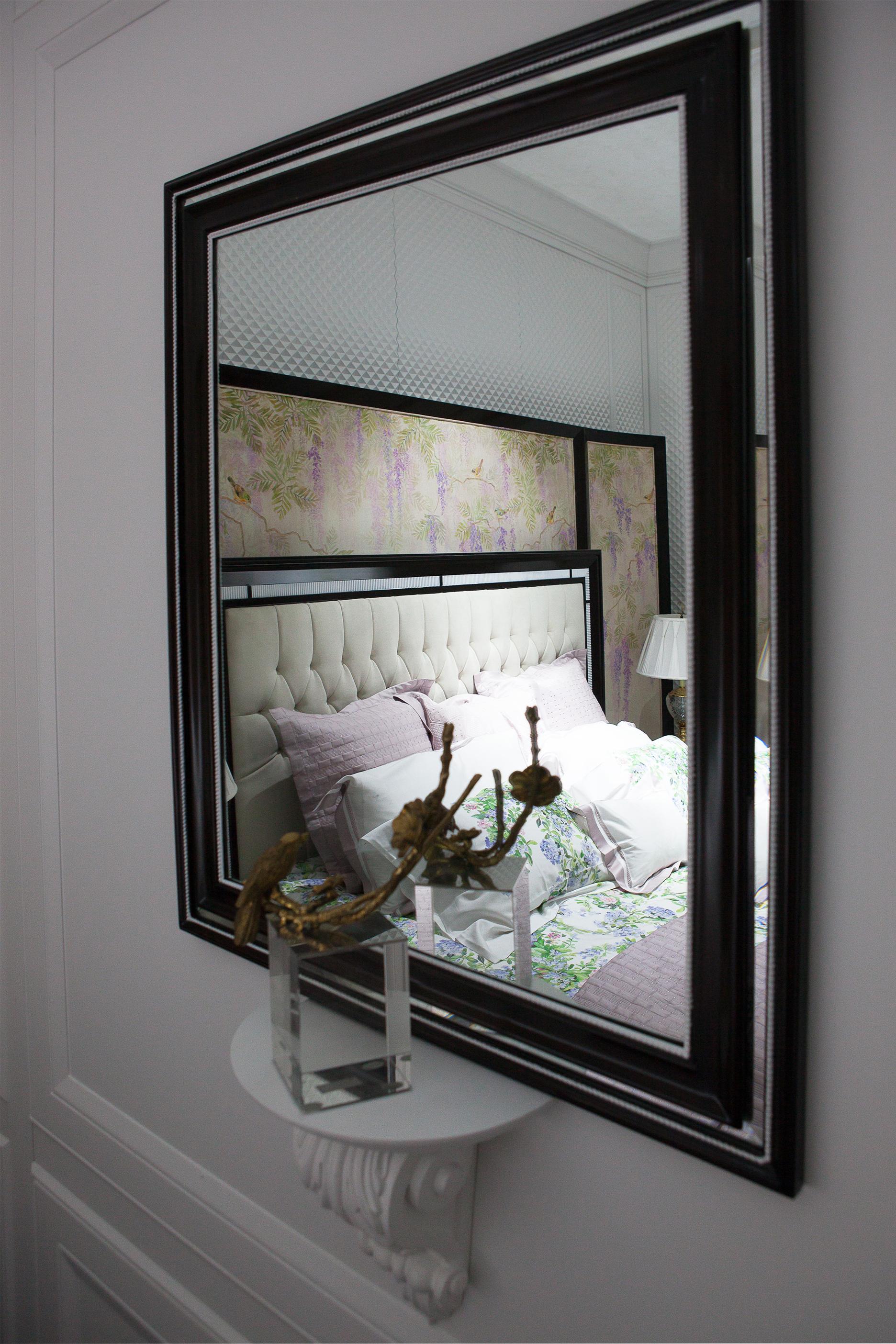 Fait main Miroir néoclassique à finition blanche et foncée avec tablette décorative blanche sculptée en vente