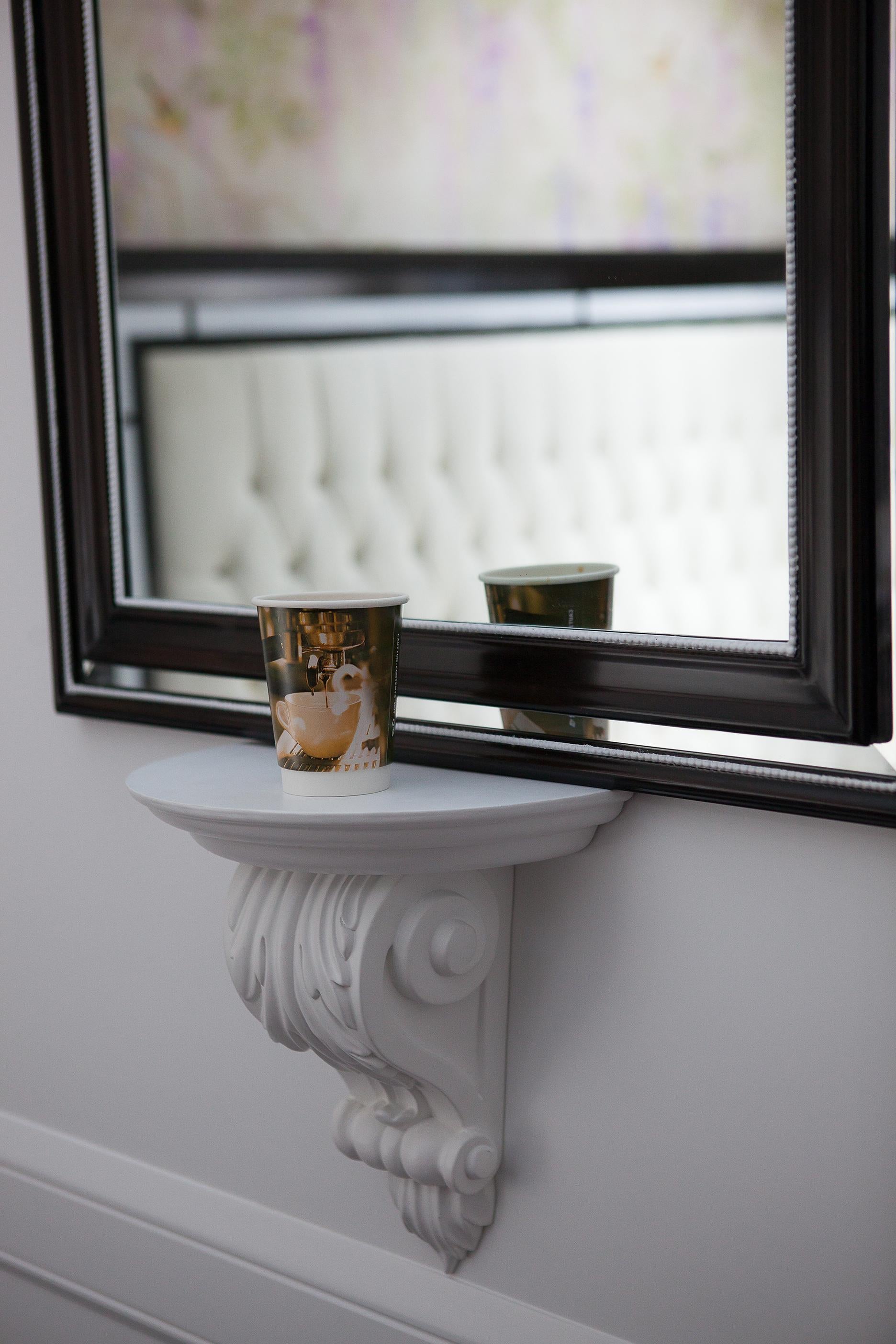 Miroir néoclassique à finition blanche et foncée avec tablette décorative blanche sculptée Neuf - En vente à Hong Kong, HK