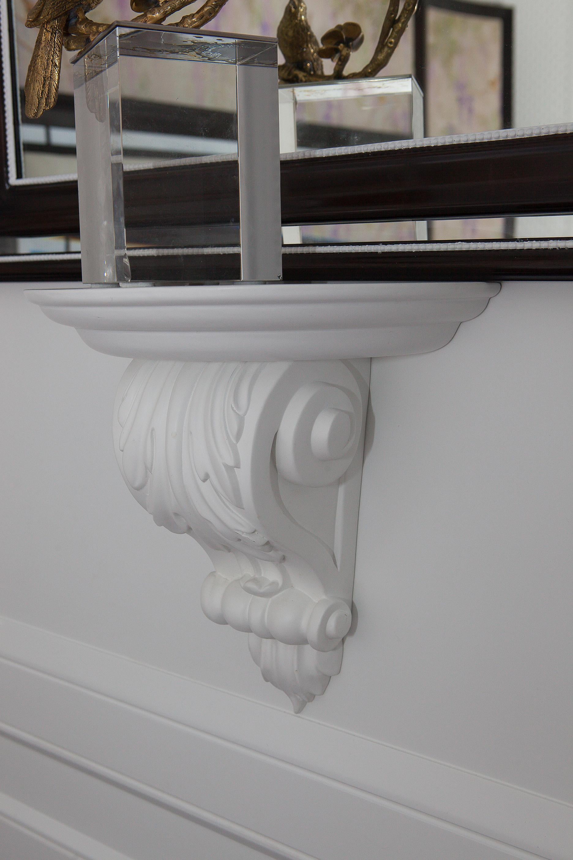 XXIe siècle et contemporain Miroir néoclassique à finition blanche et foncée avec tablette décorative blanche sculptée en vente