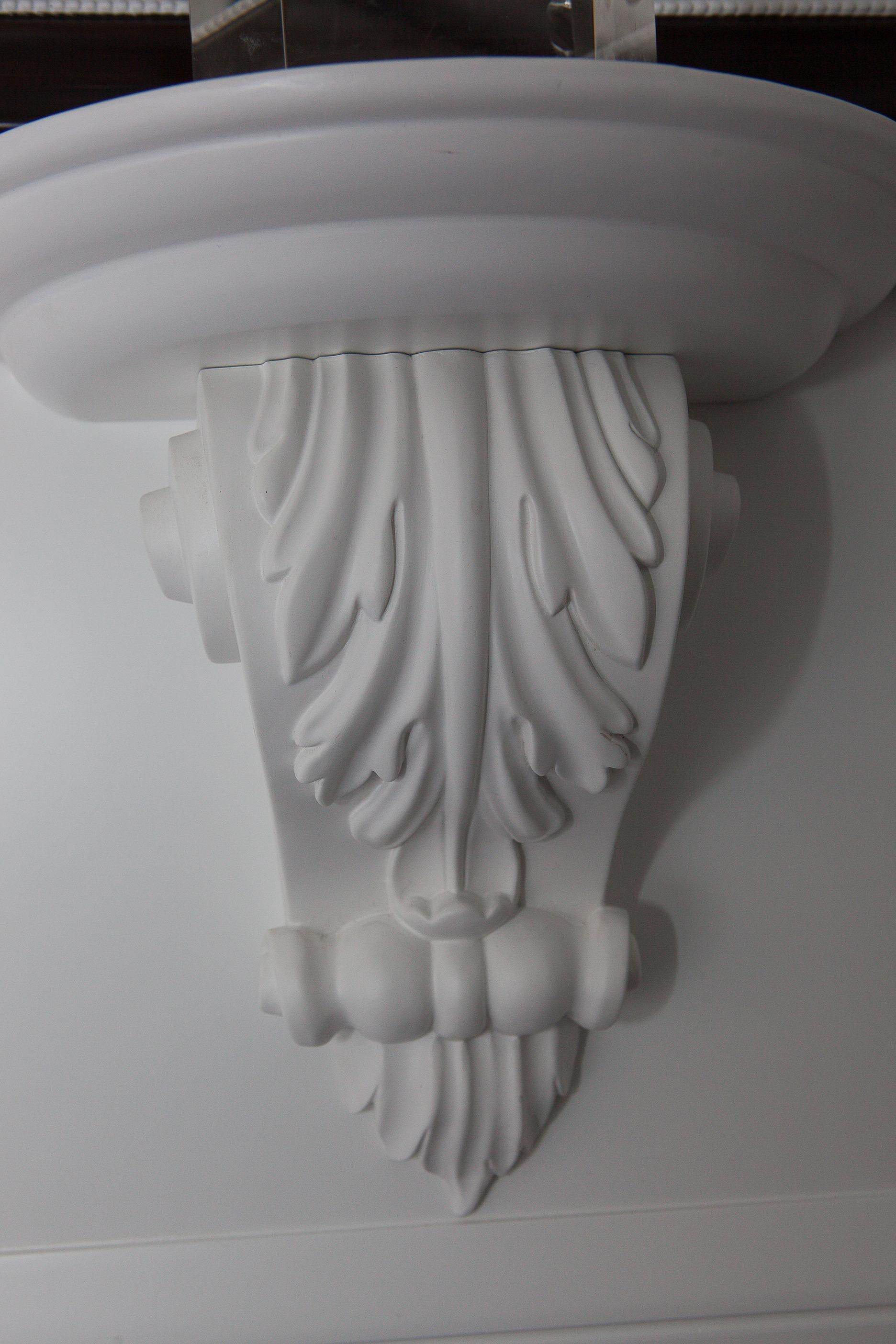 Miroir néoclassique à finition blanche et foncée avec tablette décorative blanche sculptée en vente 1