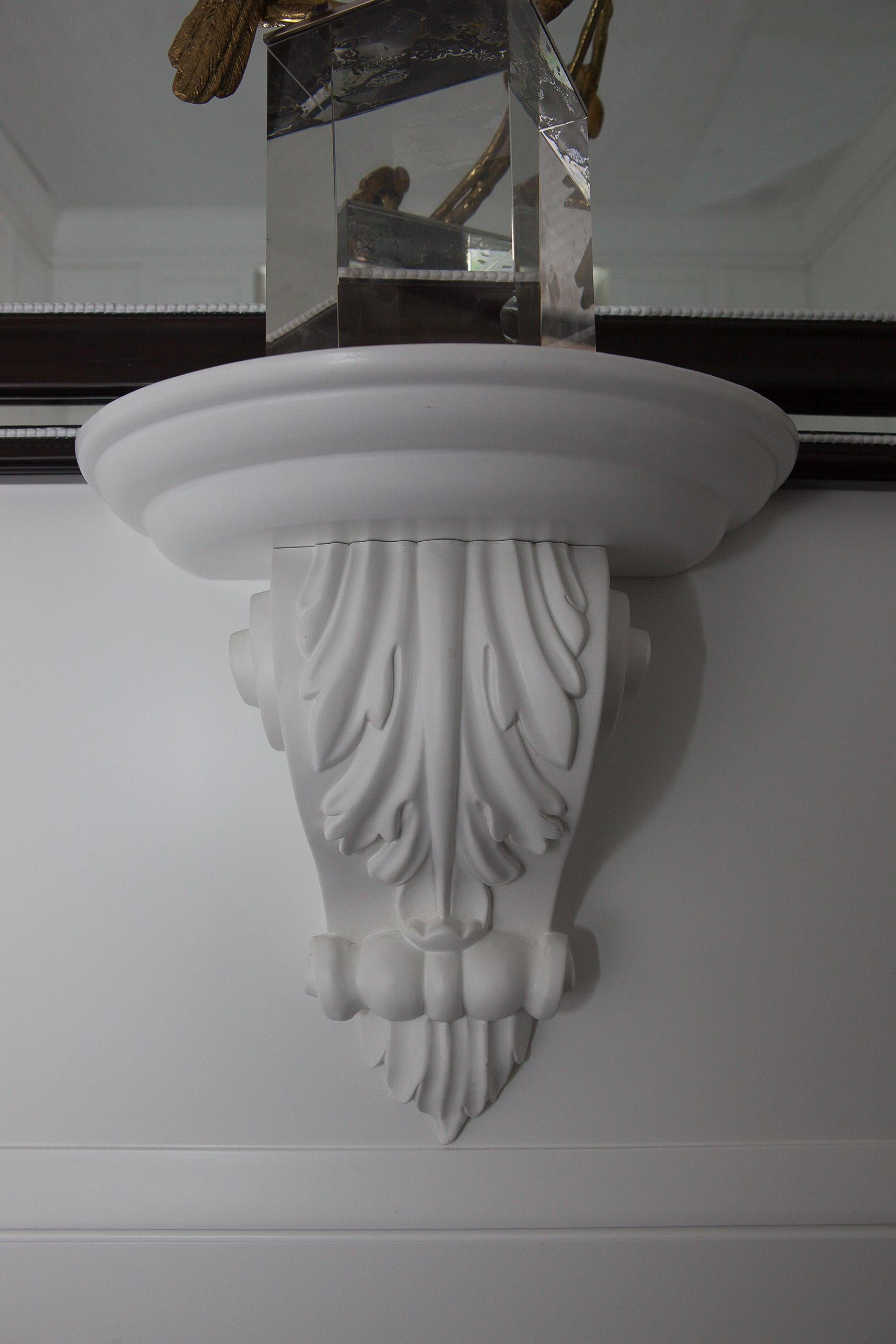 Miroir néoclassique à finition blanche et foncée avec tablette décorative blanche sculptée en vente 2
