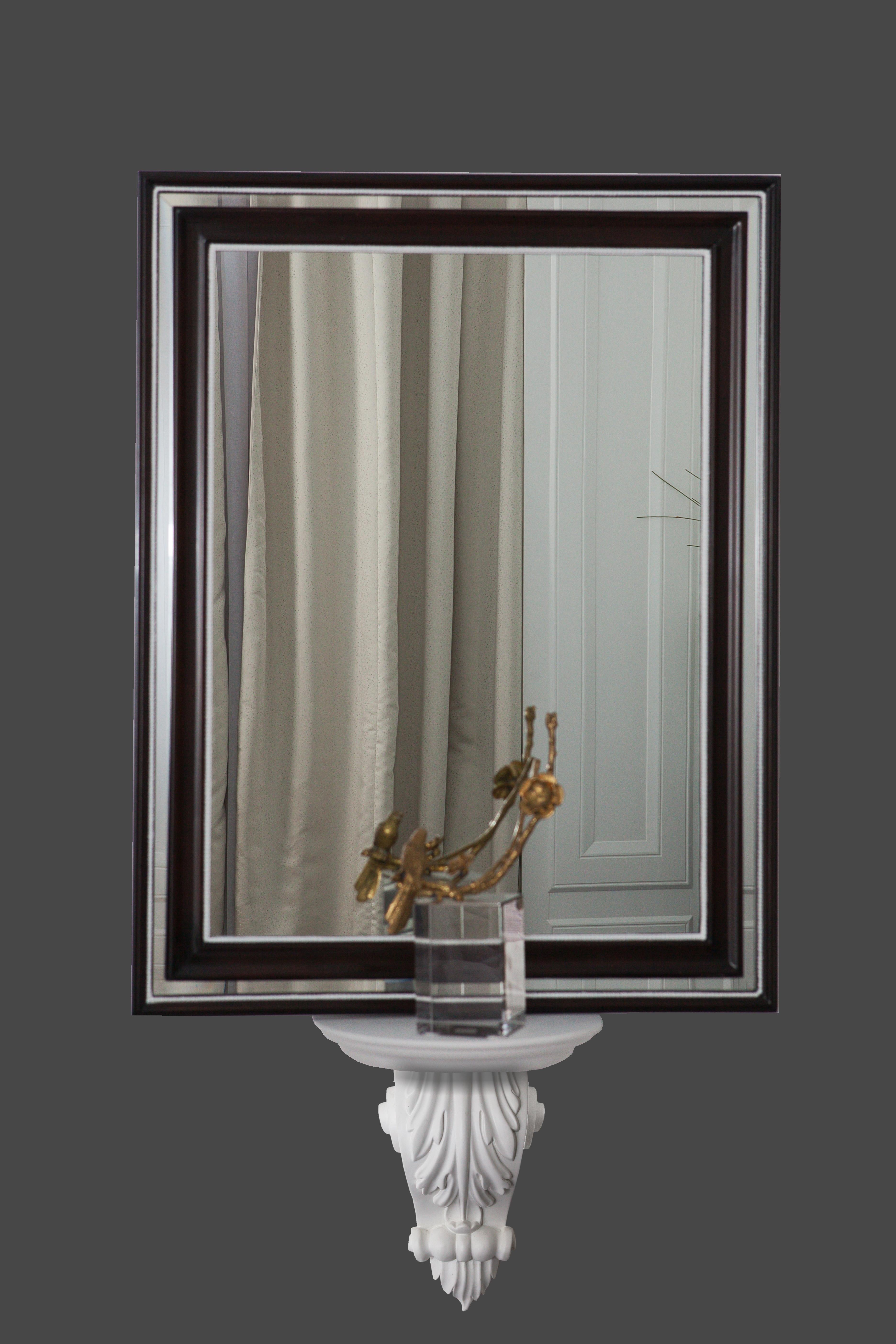 Miroir néoclassique à finition blanche et foncée avec tablette décorative blanche sculptée en vente 3