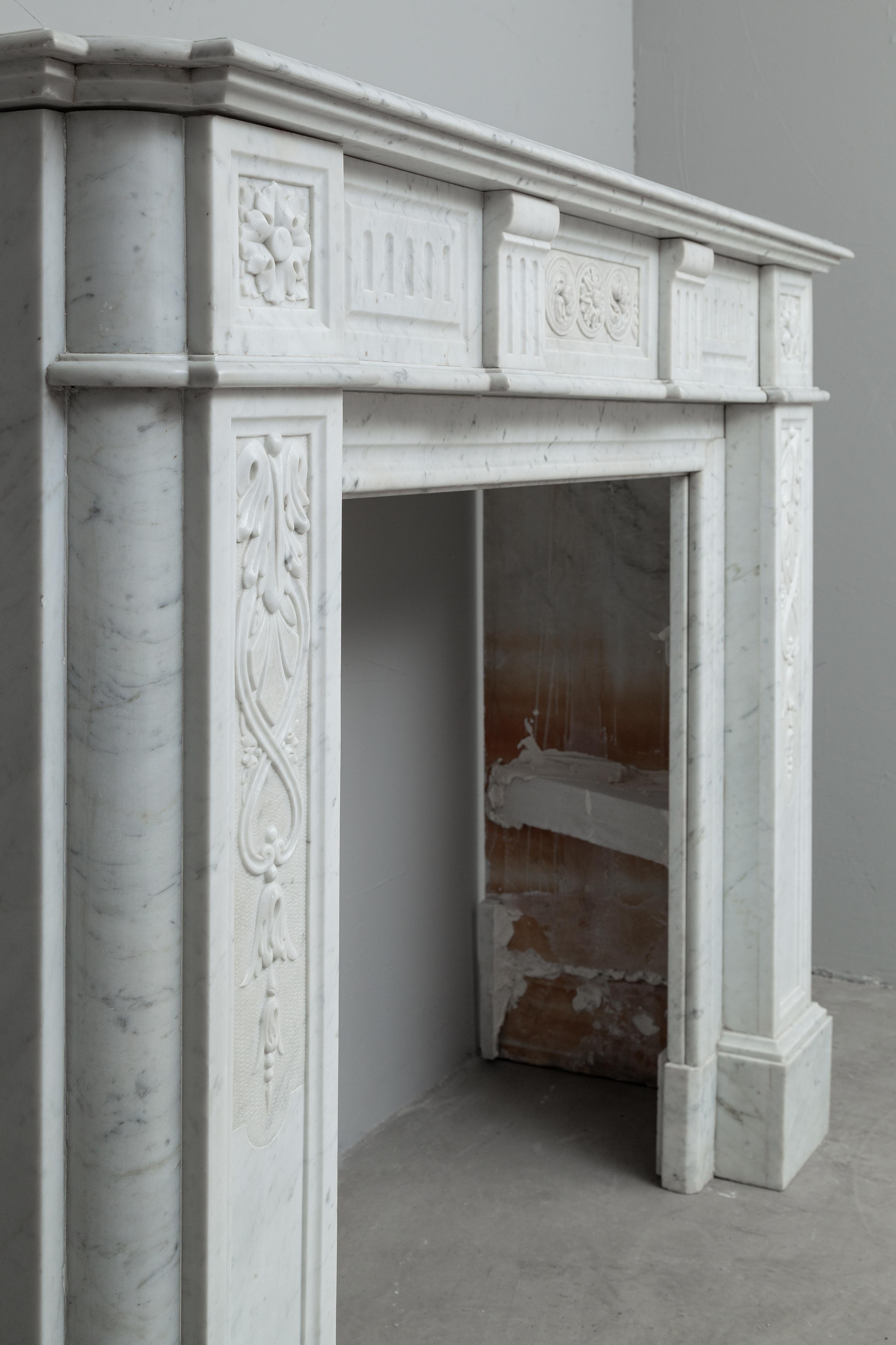 French Neoclassical White Carrara Marble Antique Fireplace In Good Condition In Oostvoorne, NL