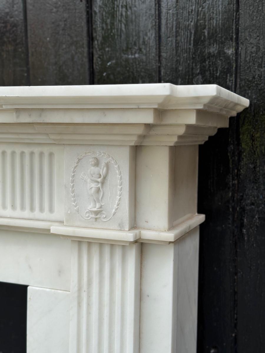 Neoclassical White Carrara Marble Mantel Circa 1930 For Sale 4