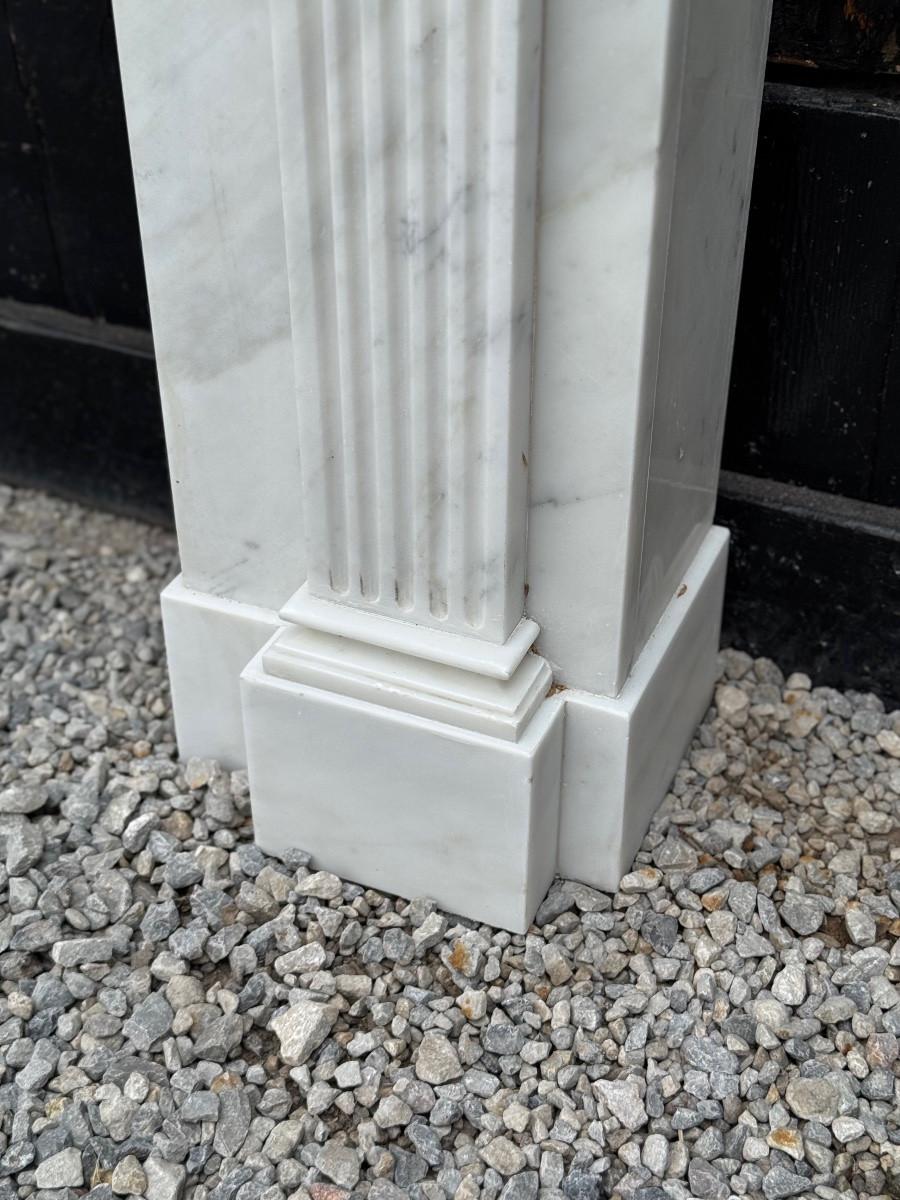 Neoclassical White Carrara Marble Mantel Circa 1930 For Sale 5