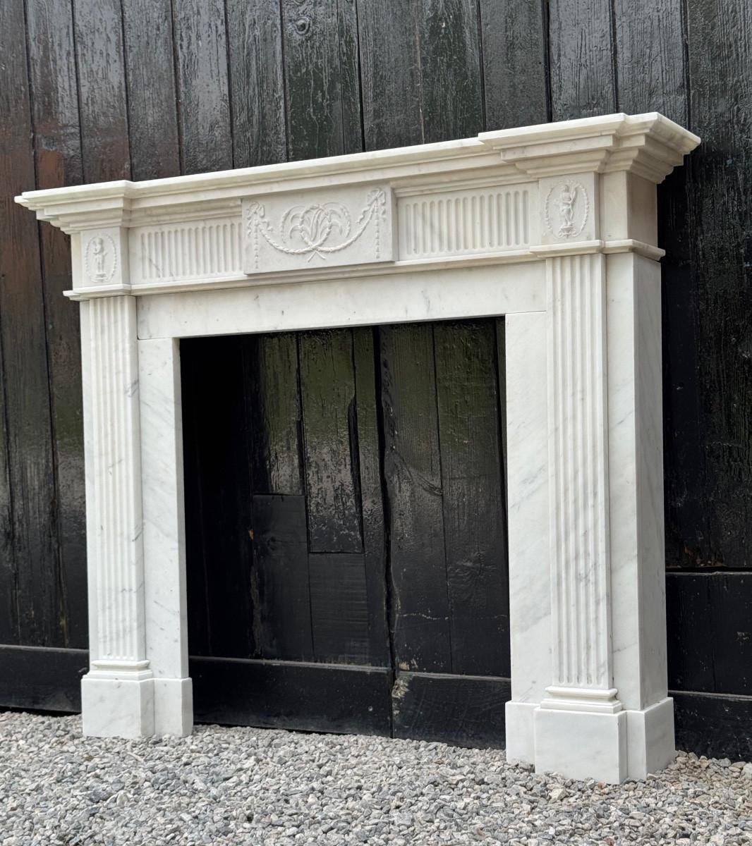 Neoclassical White Carrara Marble Mantel Circa 1930
Fireplace dimensions: 89 x 81cm