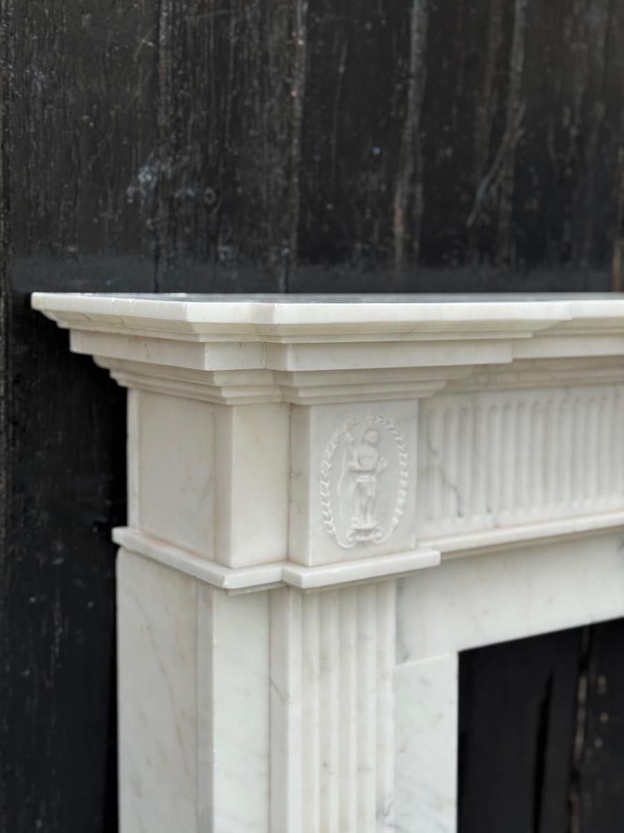 Neoclassical White Carrara Marble Mantel Circa 1930 In Good Condition For Sale In Honnelles, WHT