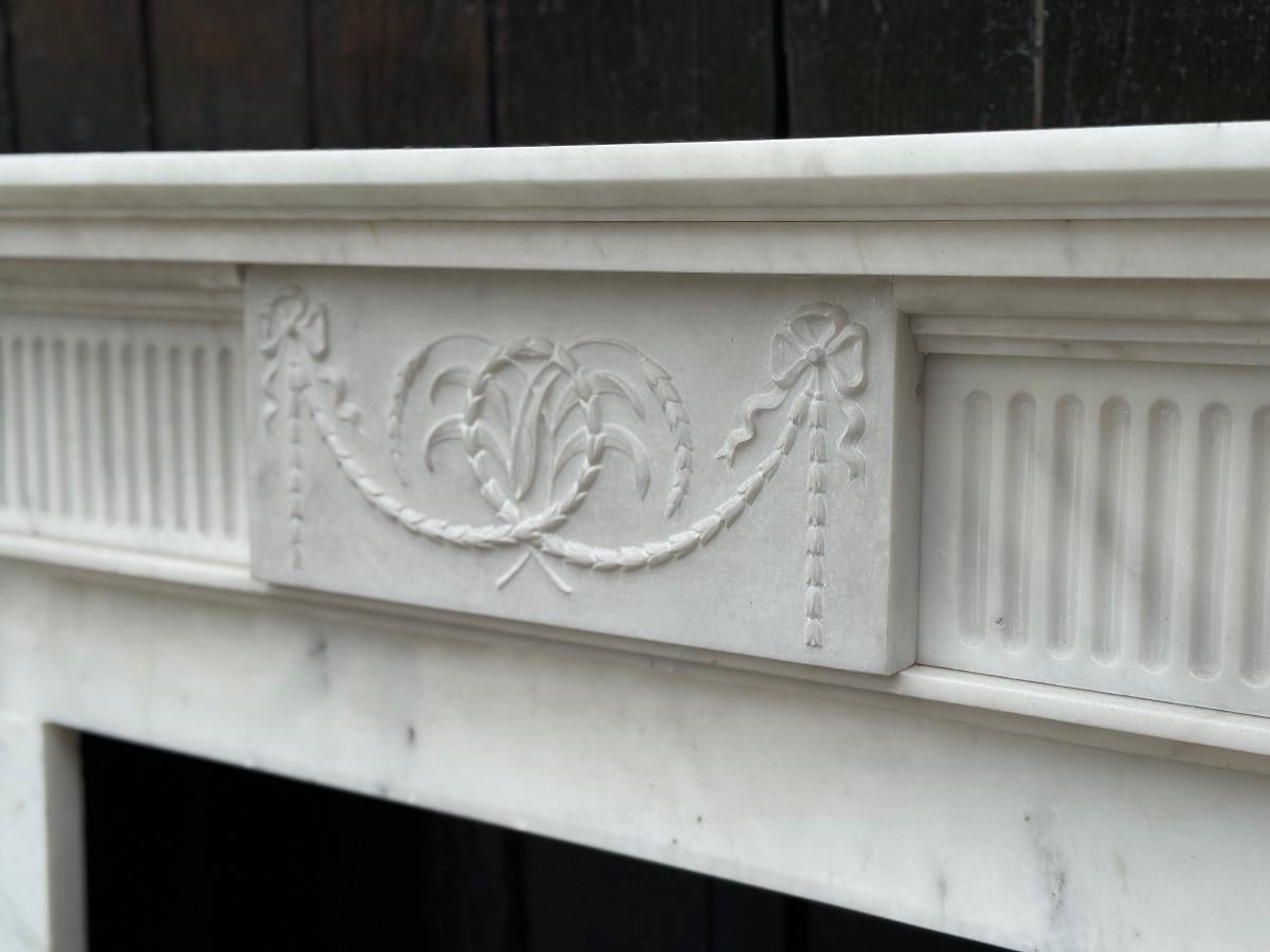 Neoclassical White Carrara Marble Mantel Circa 1930 For Sale 3