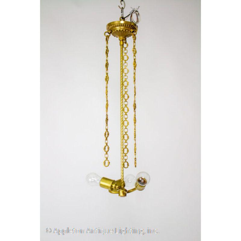 Lampada a ciotola in vetro fuso dei primi del Novecento. Il vetro bianco traslucido con finitura opaca risale al 1910 circa e l'apparecchio è stato realizzato su misura con parti in ottone fuso per massimizzare la quantità di luce e rispettare gli