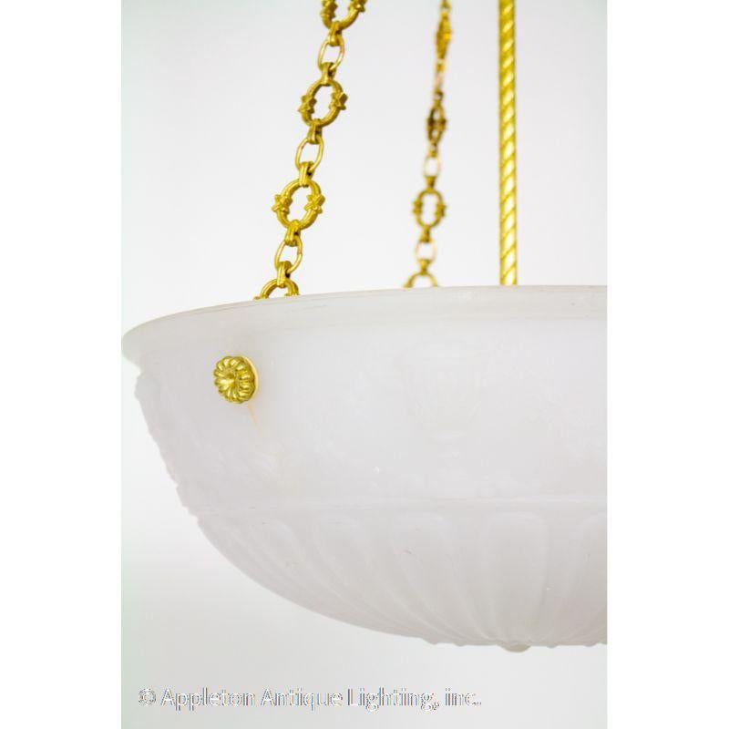 Américain Lampe néoclassique en verre moulé blanc en forme de bol en vente