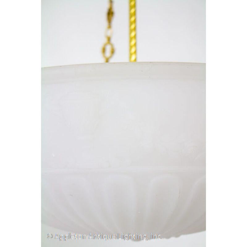 Lampada neoclassica a ciotola in vetro fuso dei primi del Novecento, di colore bianco In condizioni ottime in vendita a Canton, MA