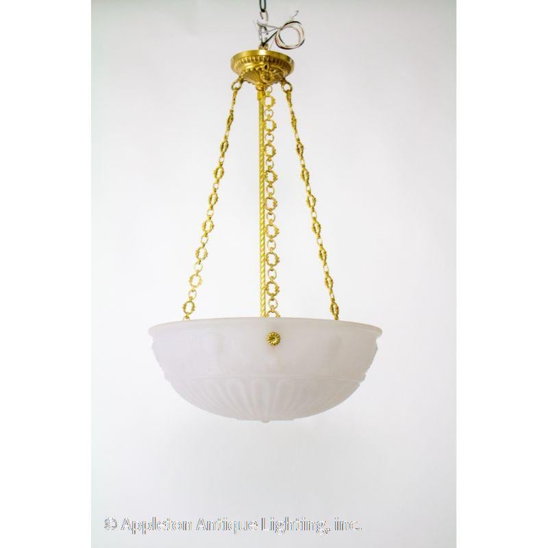 Laiton Lampe néoclassique en verre moulé blanc en forme de bol en vente