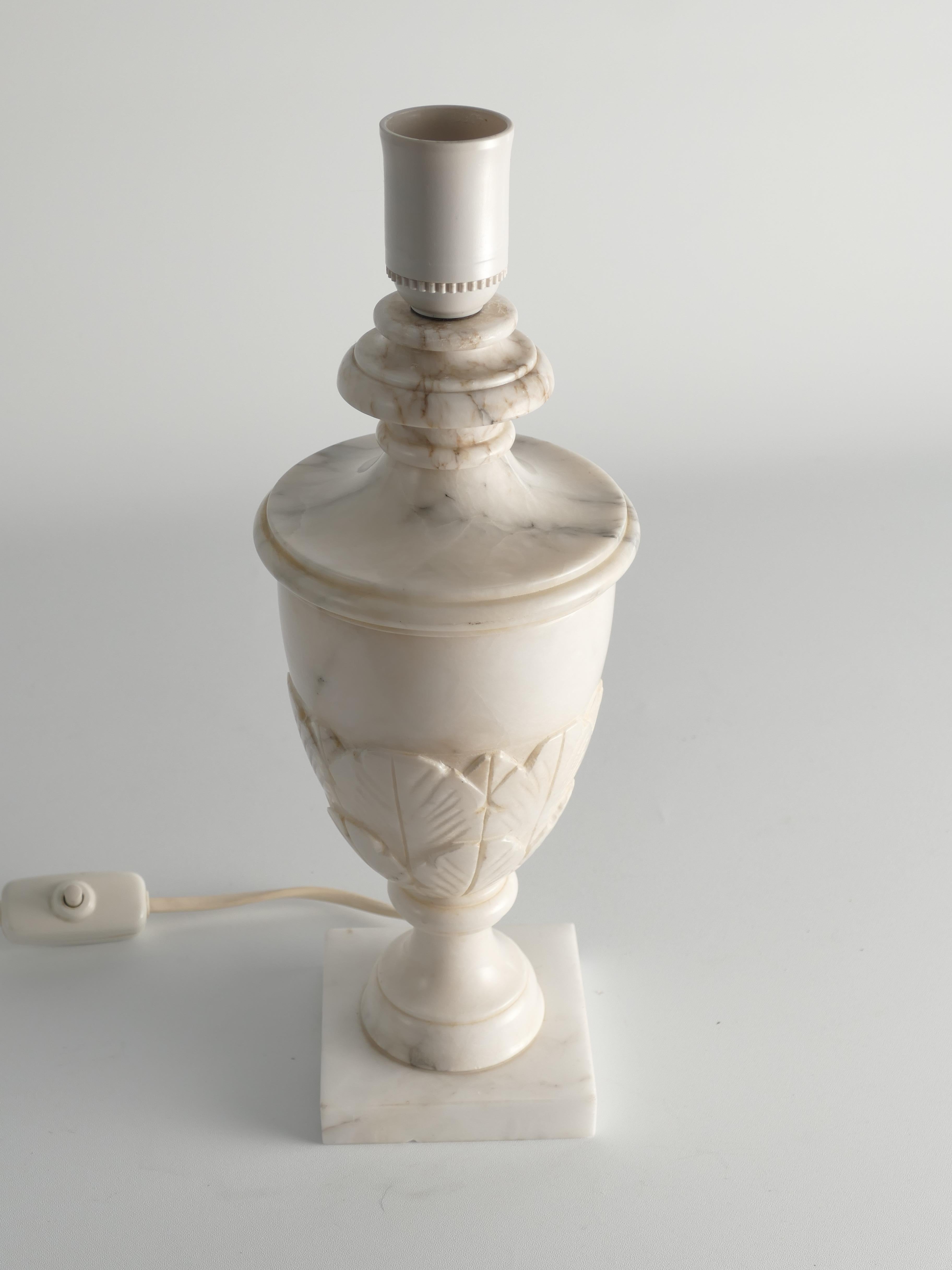 Neoclassical White Florentine Alabaster Table Lamp with Leaf Relief, Italy For Sale 8