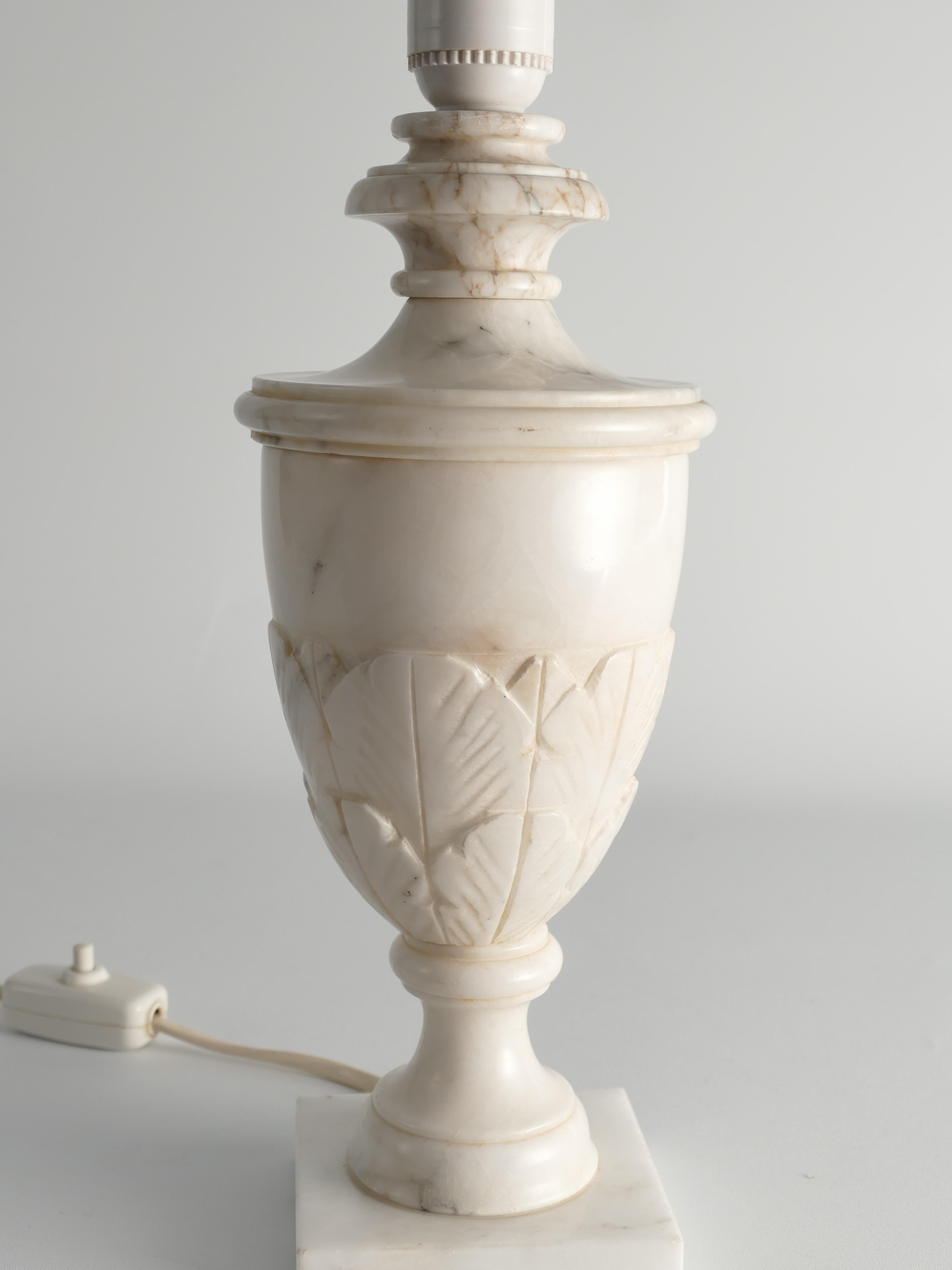 Neoclassical White Florentine Alabaster Table Lamp with Leaf Relief, Italy For Sale 9