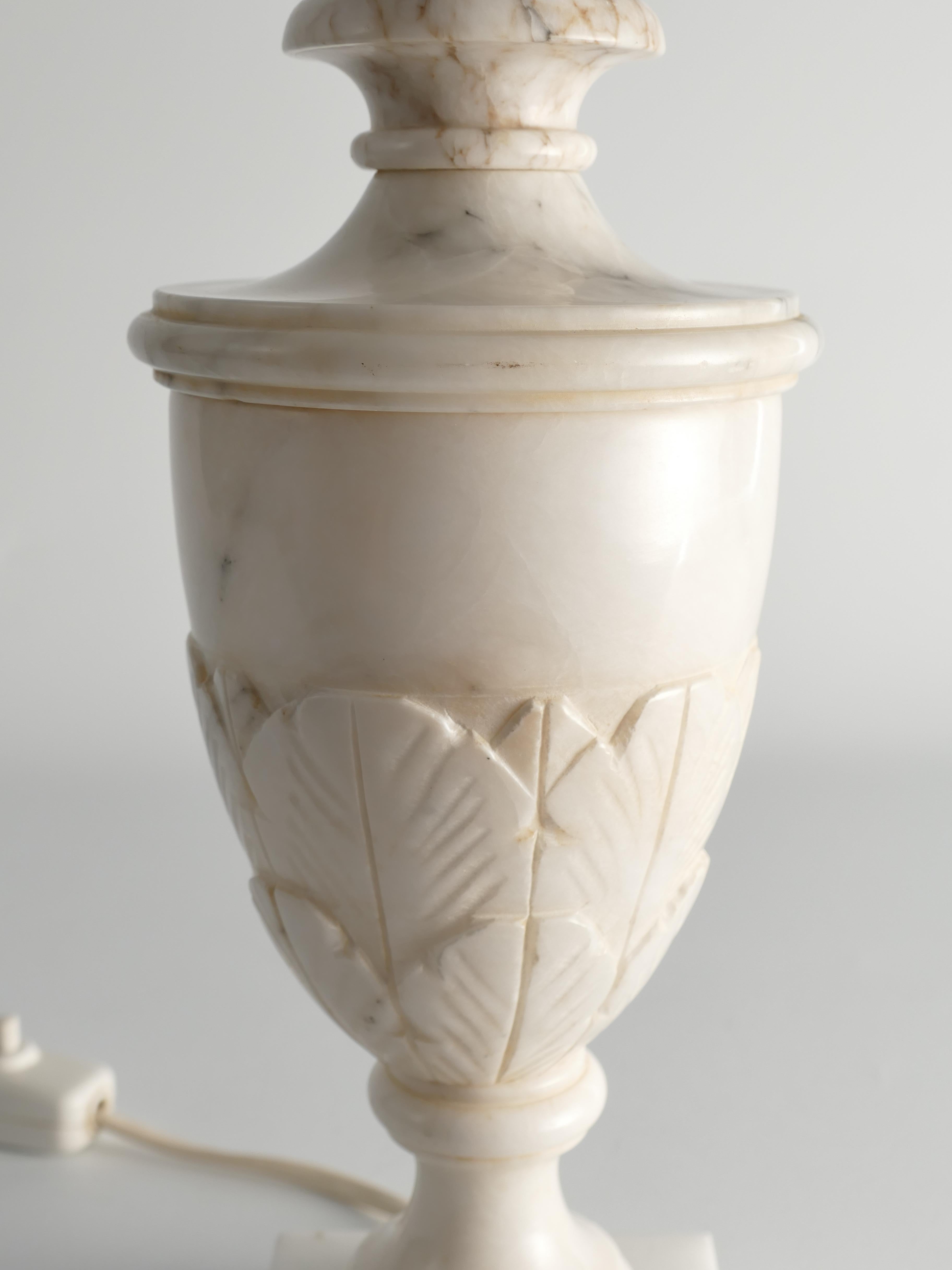 Neoclassical White Florentine Alabaster Table Lamp with Leaf Relief, Italy For Sale 10