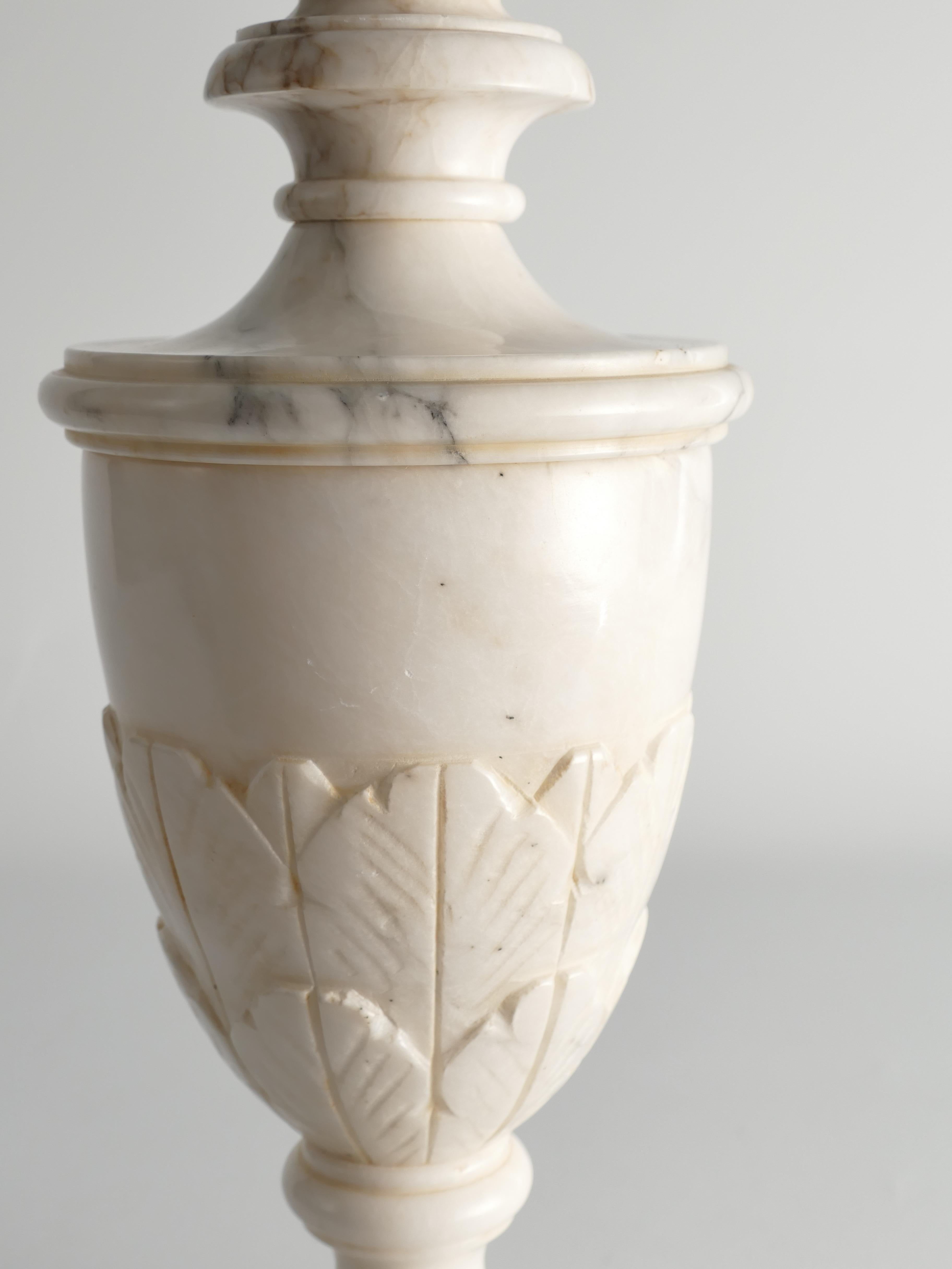 Lampe de table néoclassique en albâtre blanc Florentine avec relief de feuilles, Italie en vente 9