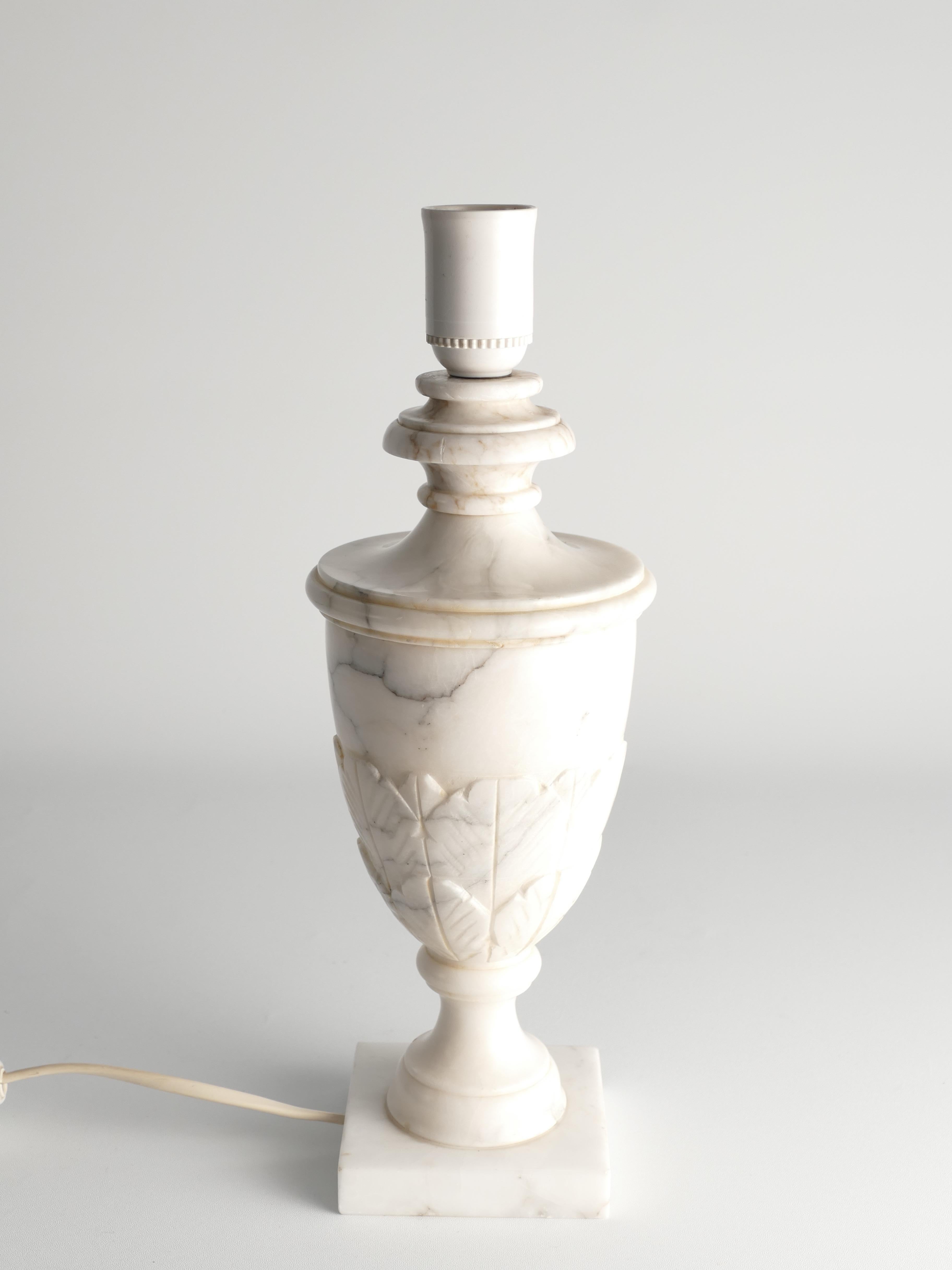 Italian Neoclassical White Florentine Alabaster Table Lamp with Leaf Relief, Italy For Sale