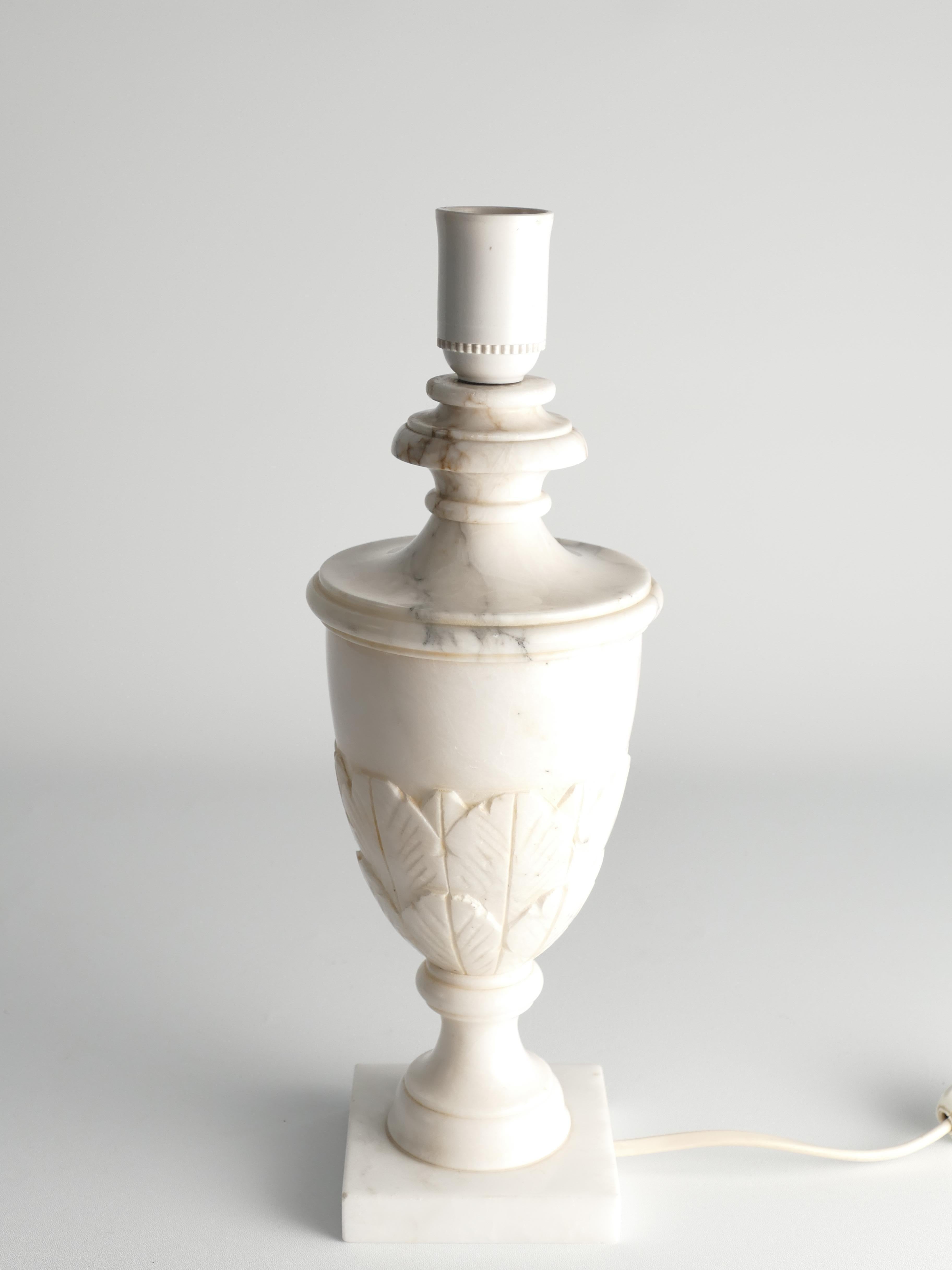 Hand-Carved Neoclassical White Florentine Alabaster Table Lamp with Leaf Relief, Italy For Sale