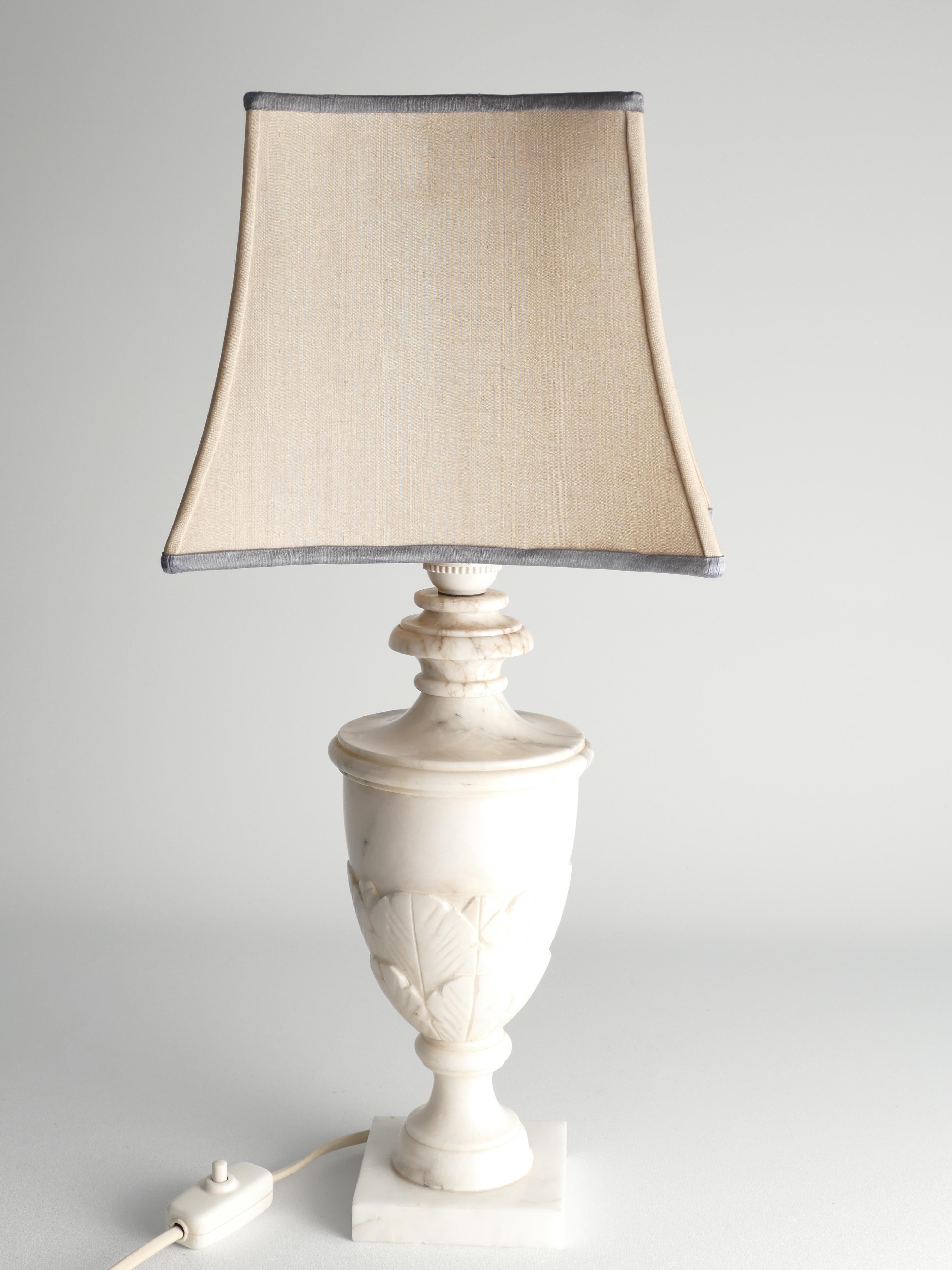 Neoclassical White Florentine Alabaster Table Lamp with Leaf Relief, Italy In Good Condition For Sale In Grythyttan, SE