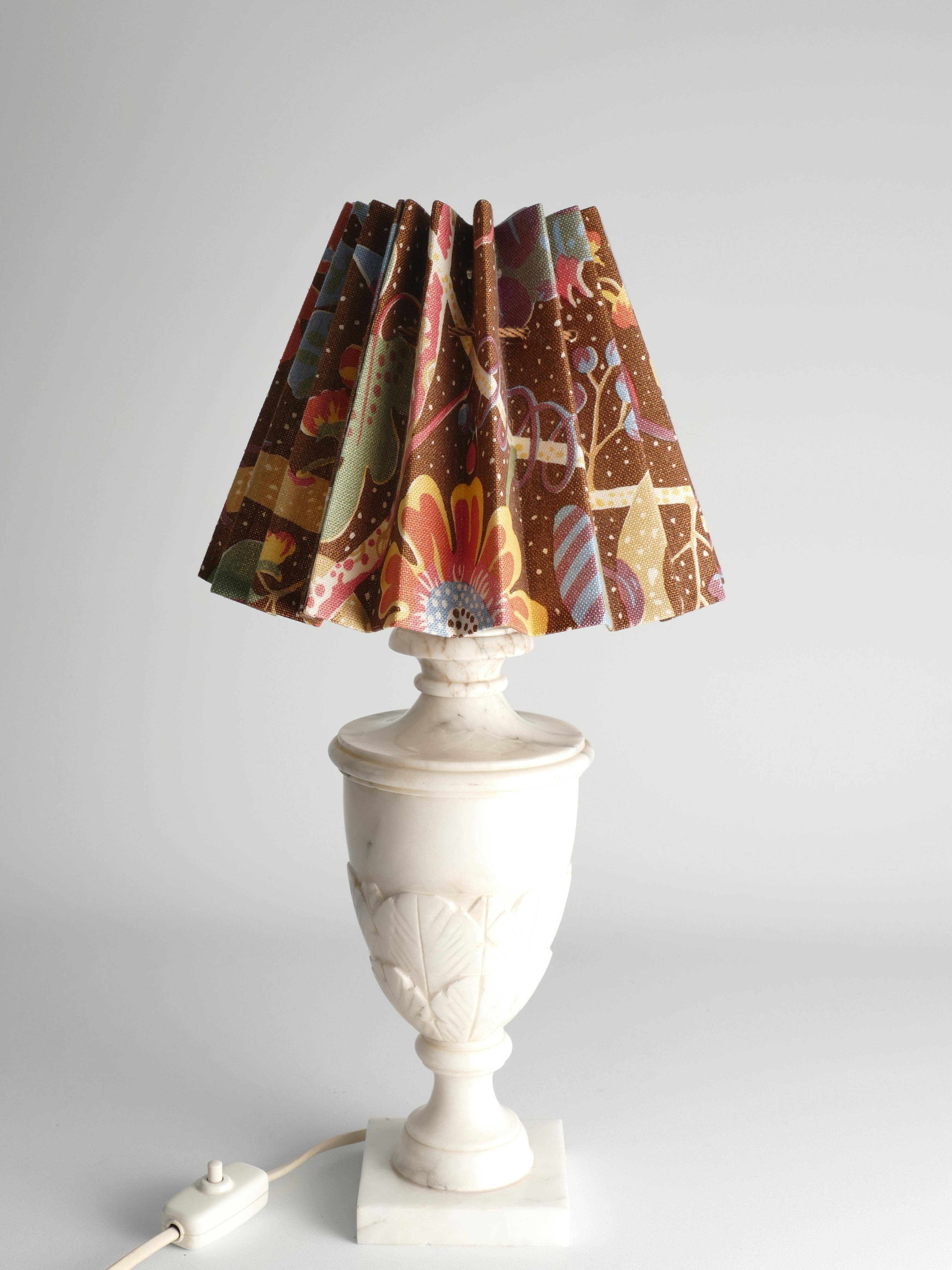 19th Century Neoclassical White Florentine Alabaster Table Lamp with Leaf Relief, Italy For Sale
