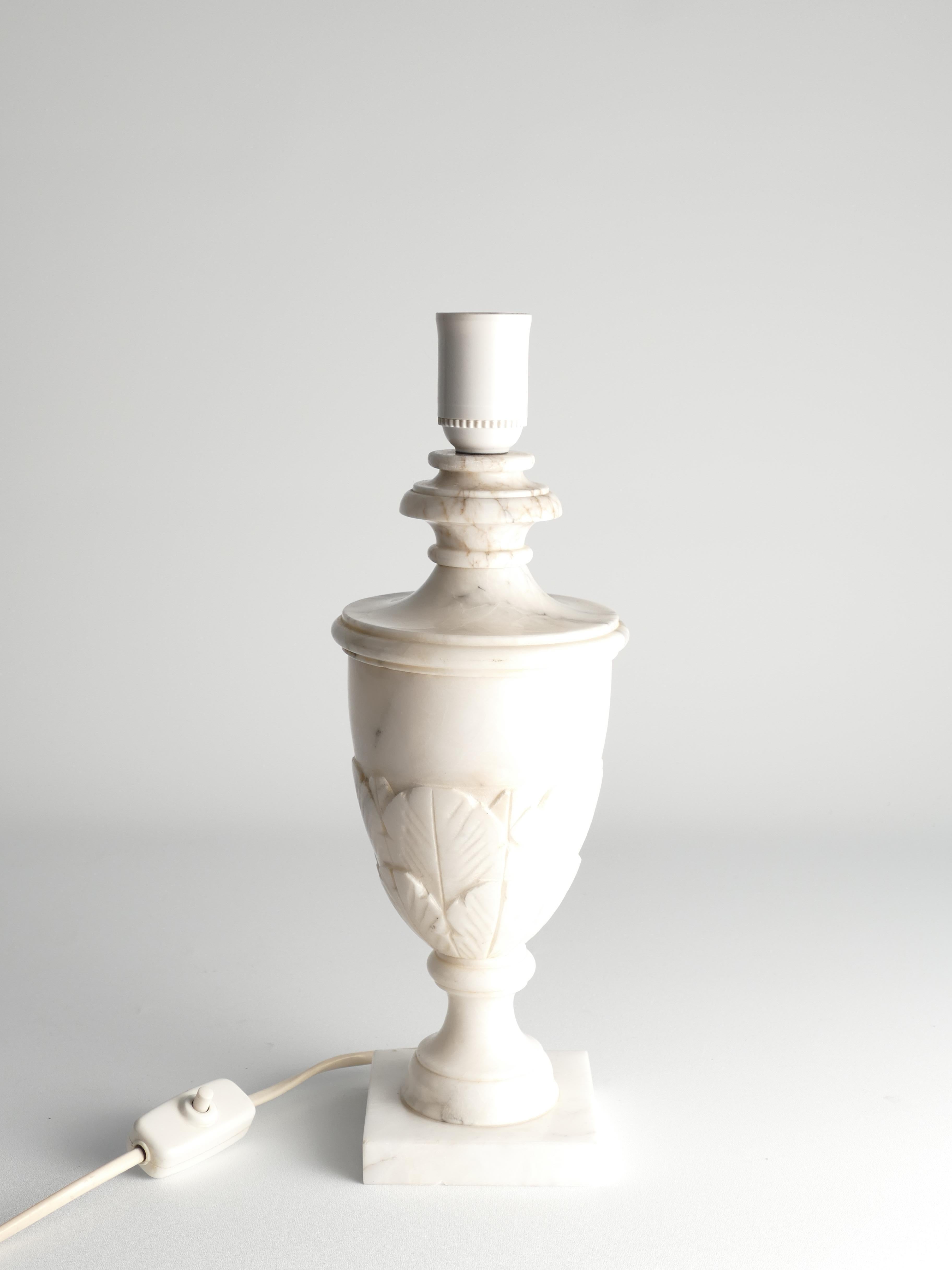Albâtre Lampe de table néoclassique en albâtre blanc Florentine avec relief de feuilles, Italie en vente