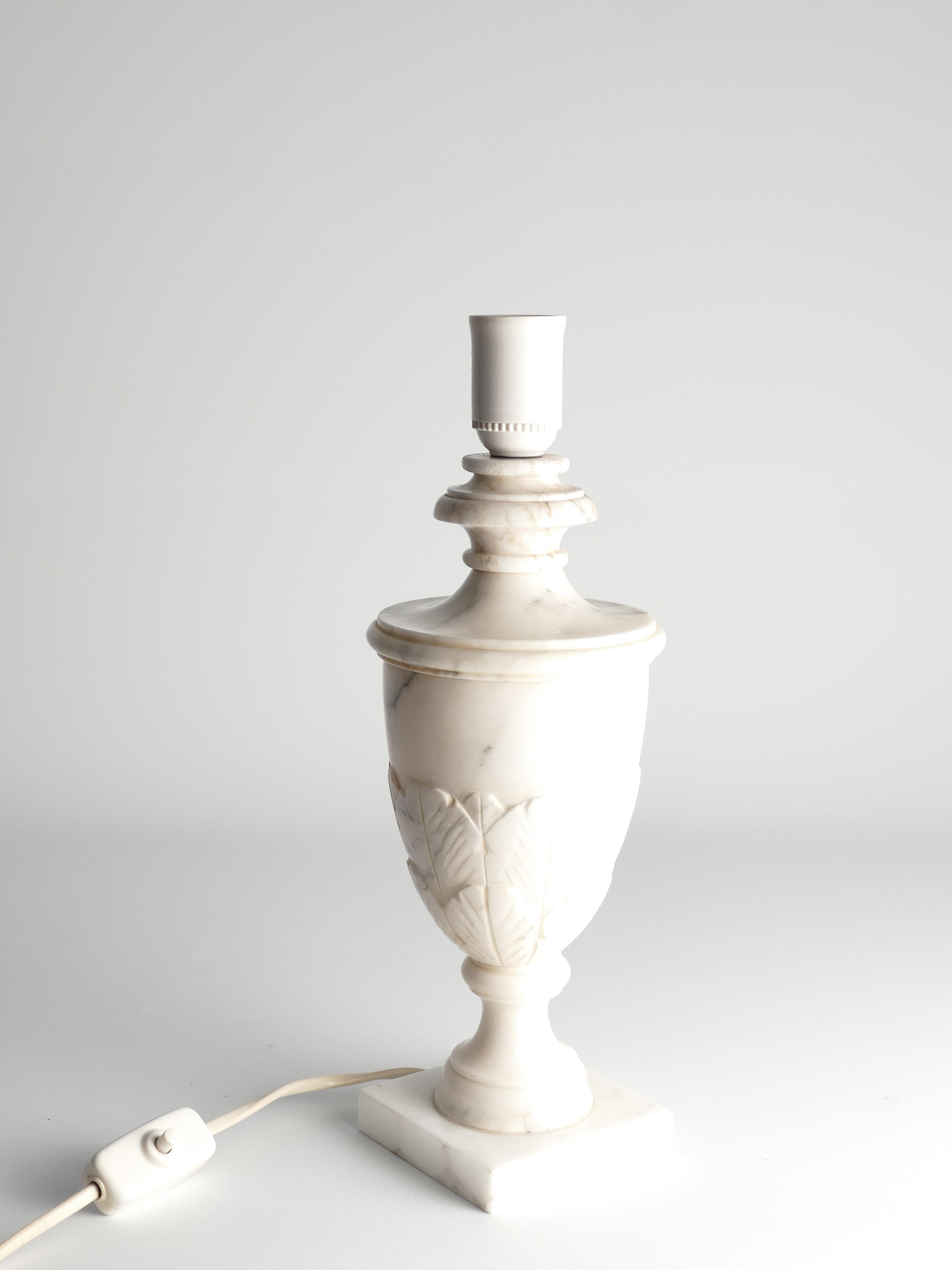 Lampe de table néoclassique en albâtre blanc Florentine avec relief de feuilles, Italie en vente 1