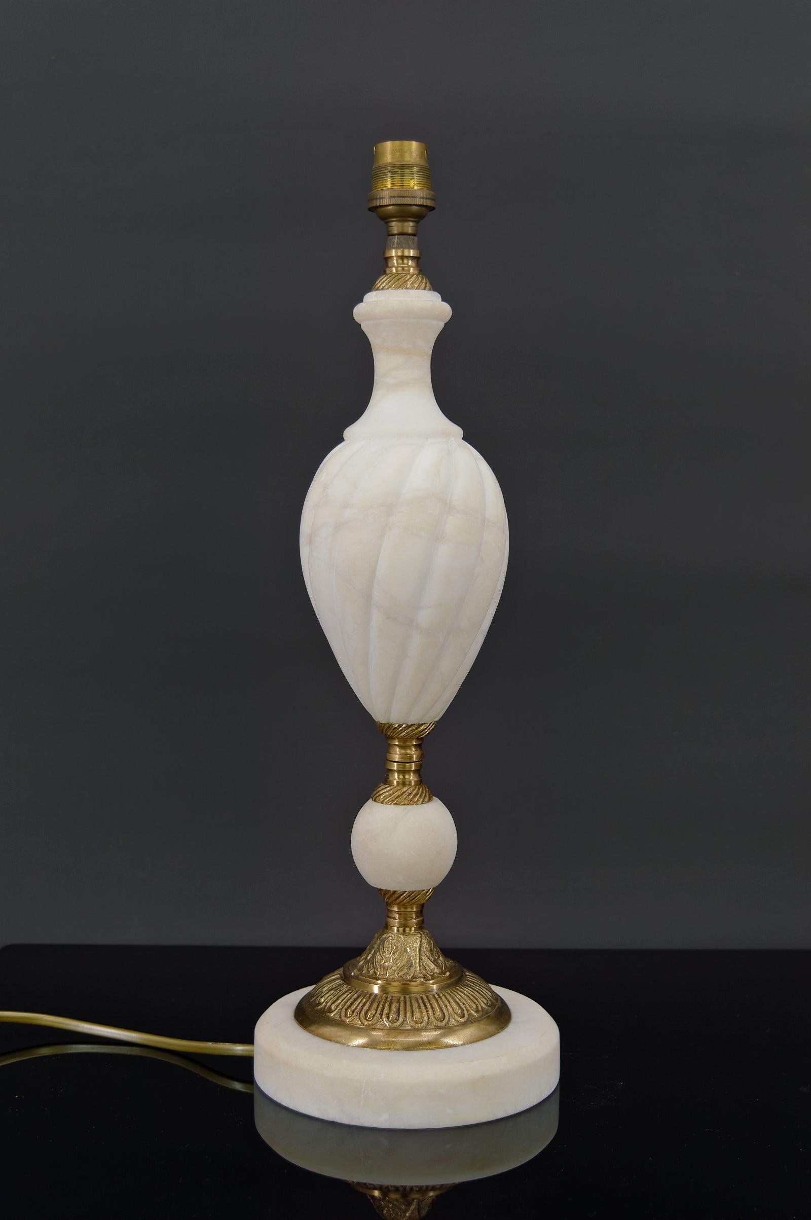 Large living room lamp base in white stone set with gilt bronze elements.

Neoclassical / Classical Revival style, Italy, around 1950.

In good condition, electricity redone.

Dimensions:
Height 43cm
Diameter 14cm.

   