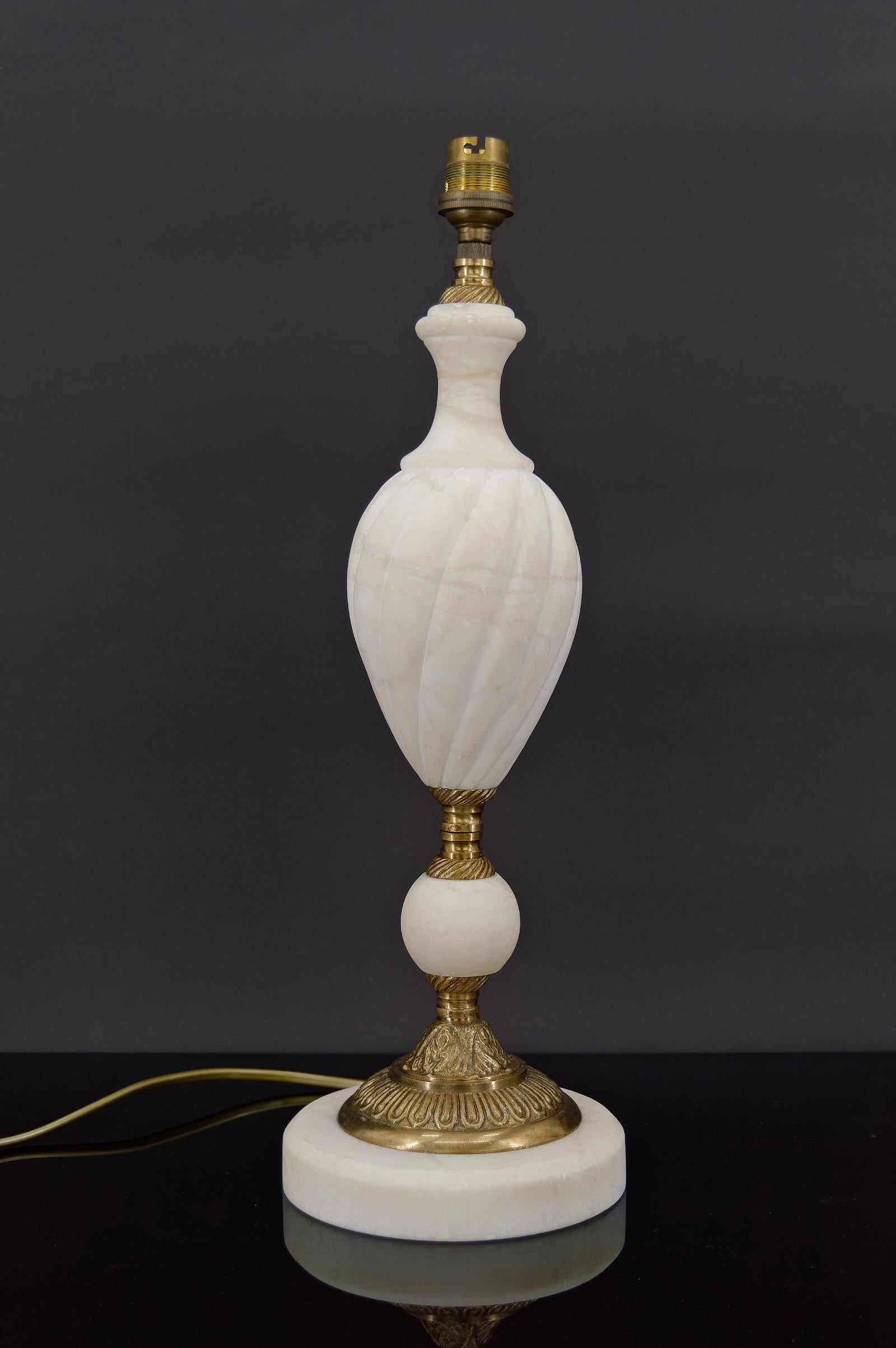 French Neoclassical White Lamp in Alabaster and Bronze, Italy, circa 1950 For Sale