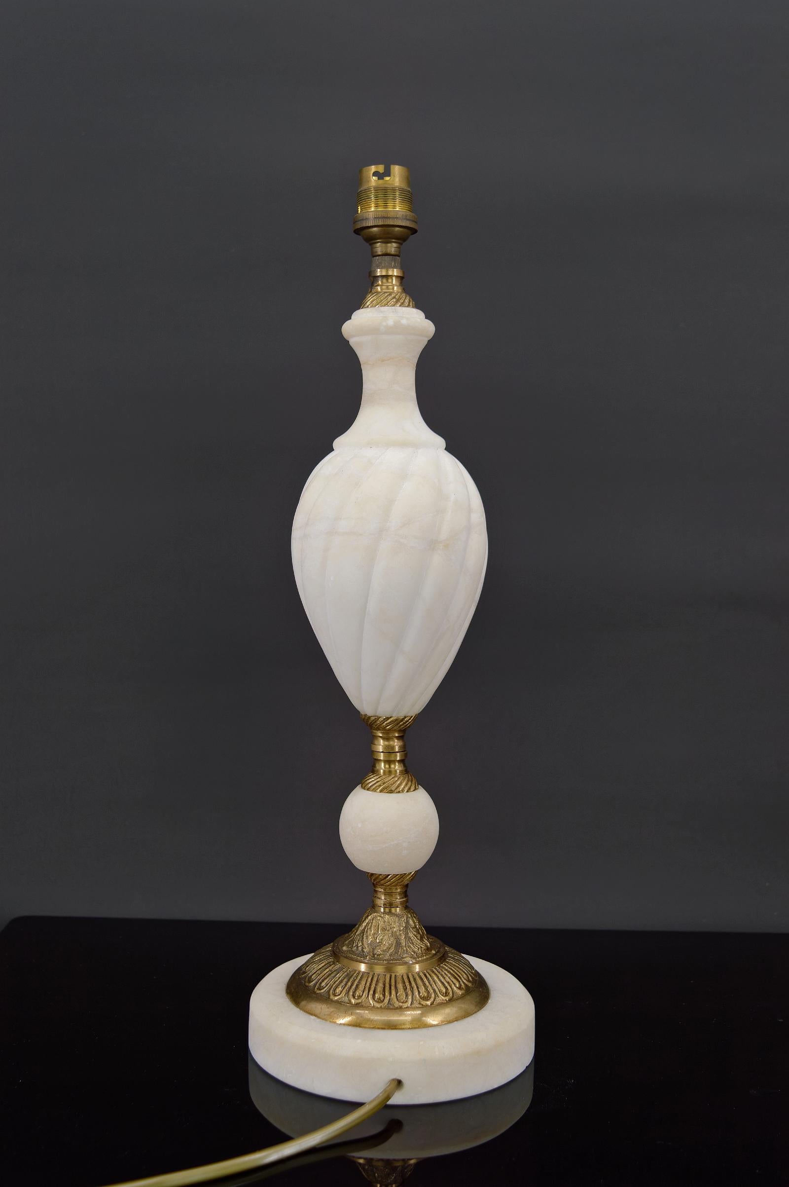 Neoclassical White Lamp in Alabaster and Bronze, Italy, circa 1950 In Good Condition For Sale In VÉZELAY, FR