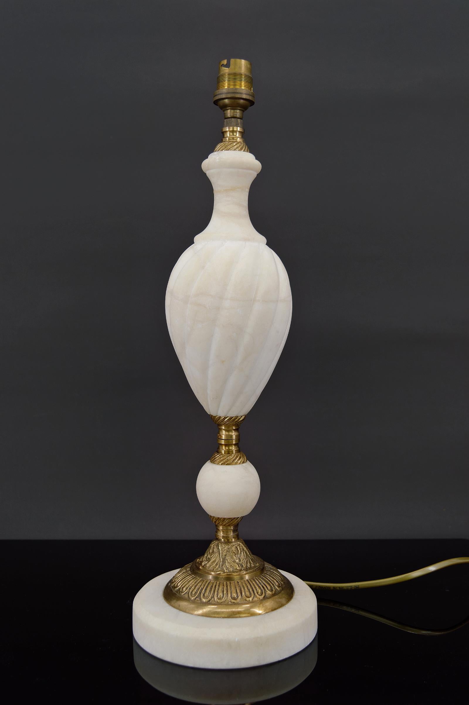 Mid-20th Century Neoclassical White Lamp in Alabaster and Bronze, Italy, circa 1950 For Sale