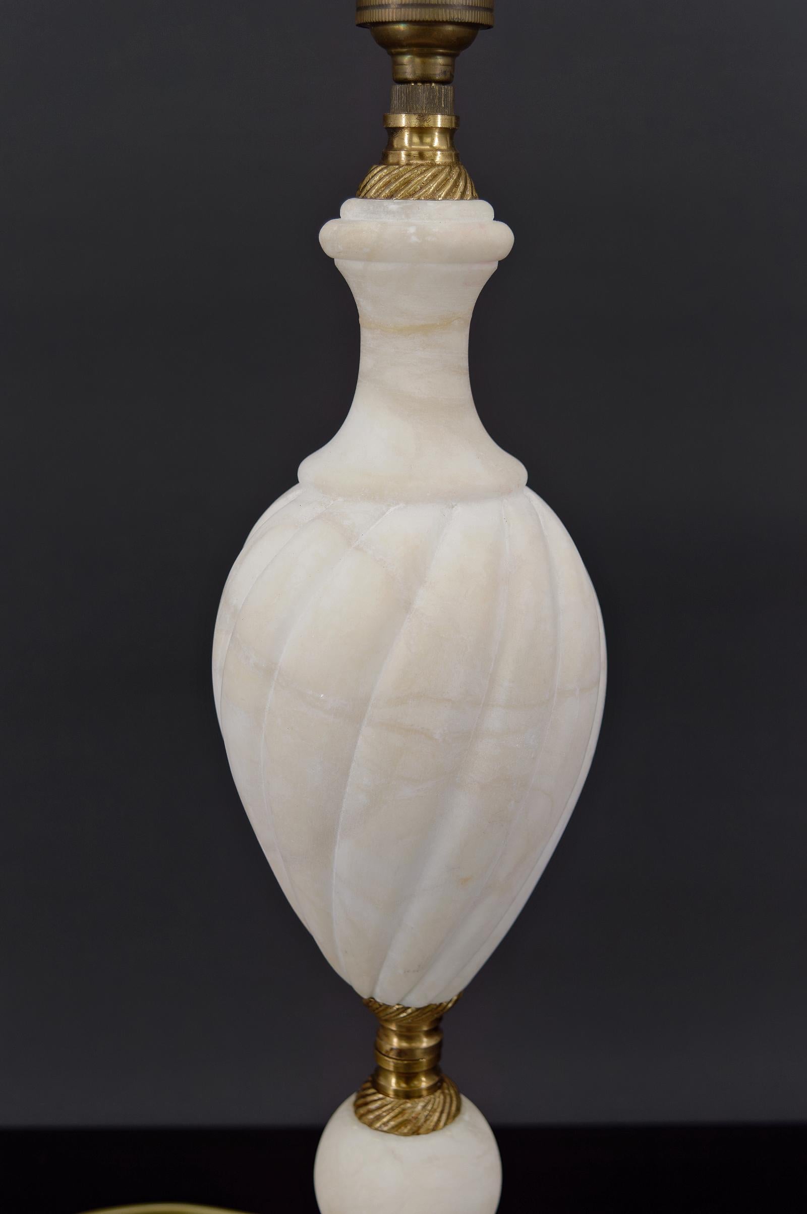 Neoclassical White Lamp in Alabaster and Bronze, Italy, circa 1950 For Sale 1