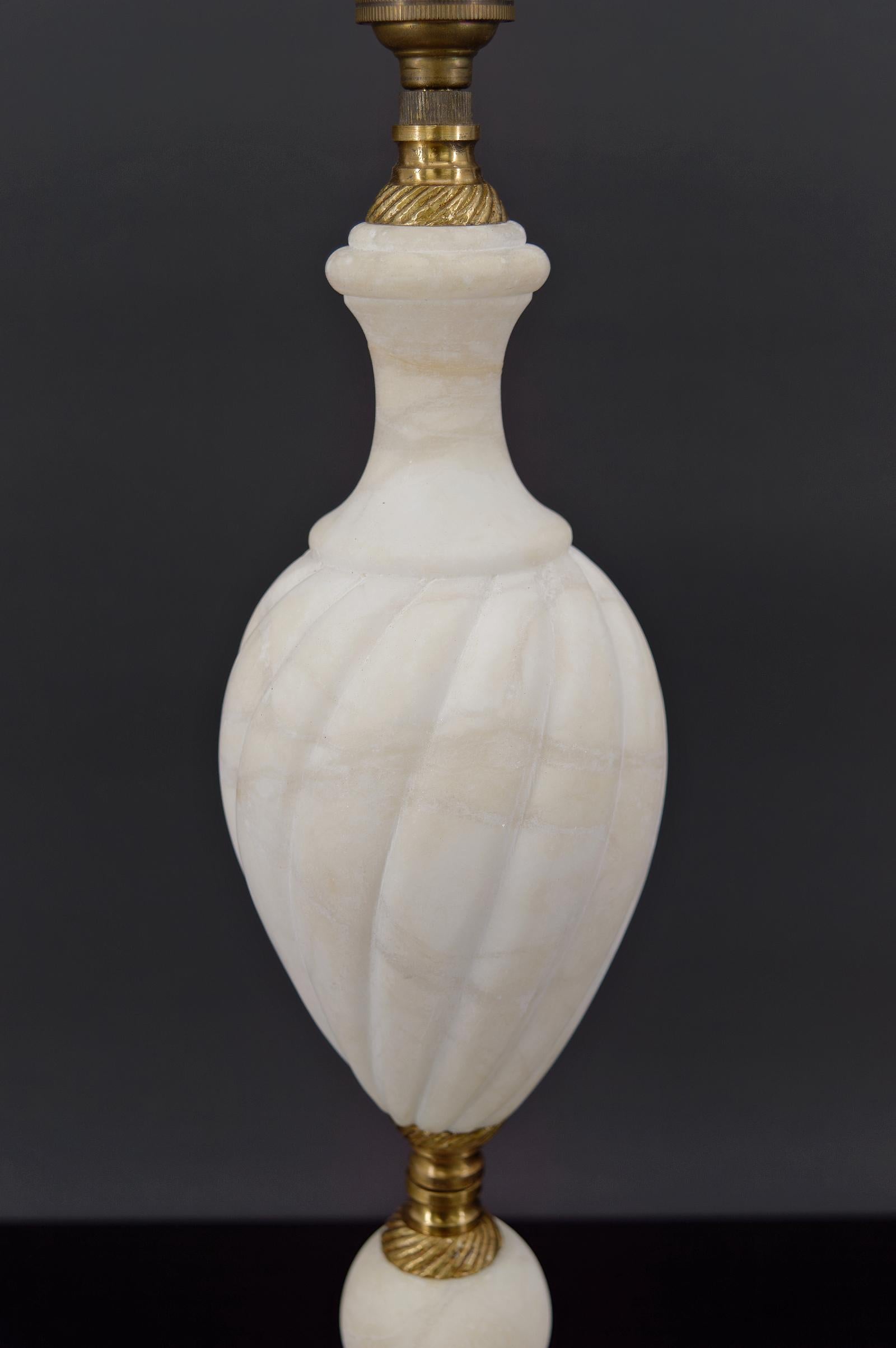 Neoclassical White Lamp in Alabaster and Bronze, Italy, circa 1950 For Sale 2