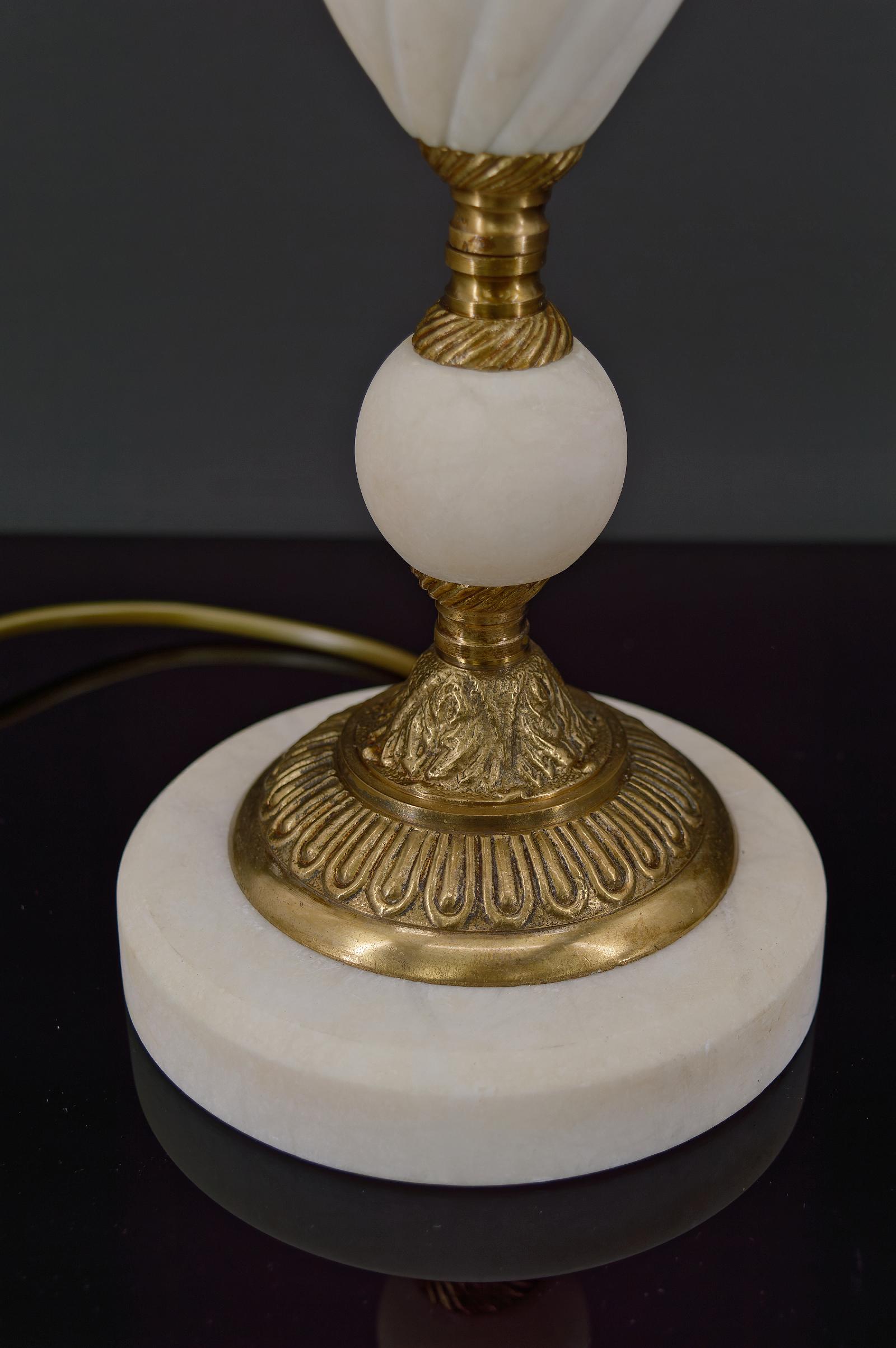 Neoclassical White Lamp in Alabaster and Bronze, Italy, circa 1950 For Sale 3