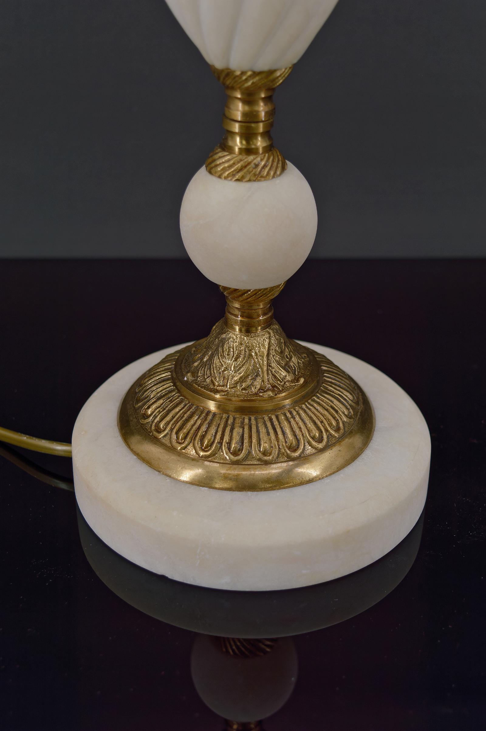 Neoclassical White Lamp in Alabaster and Bronze, Italy, circa 1950 For Sale 4